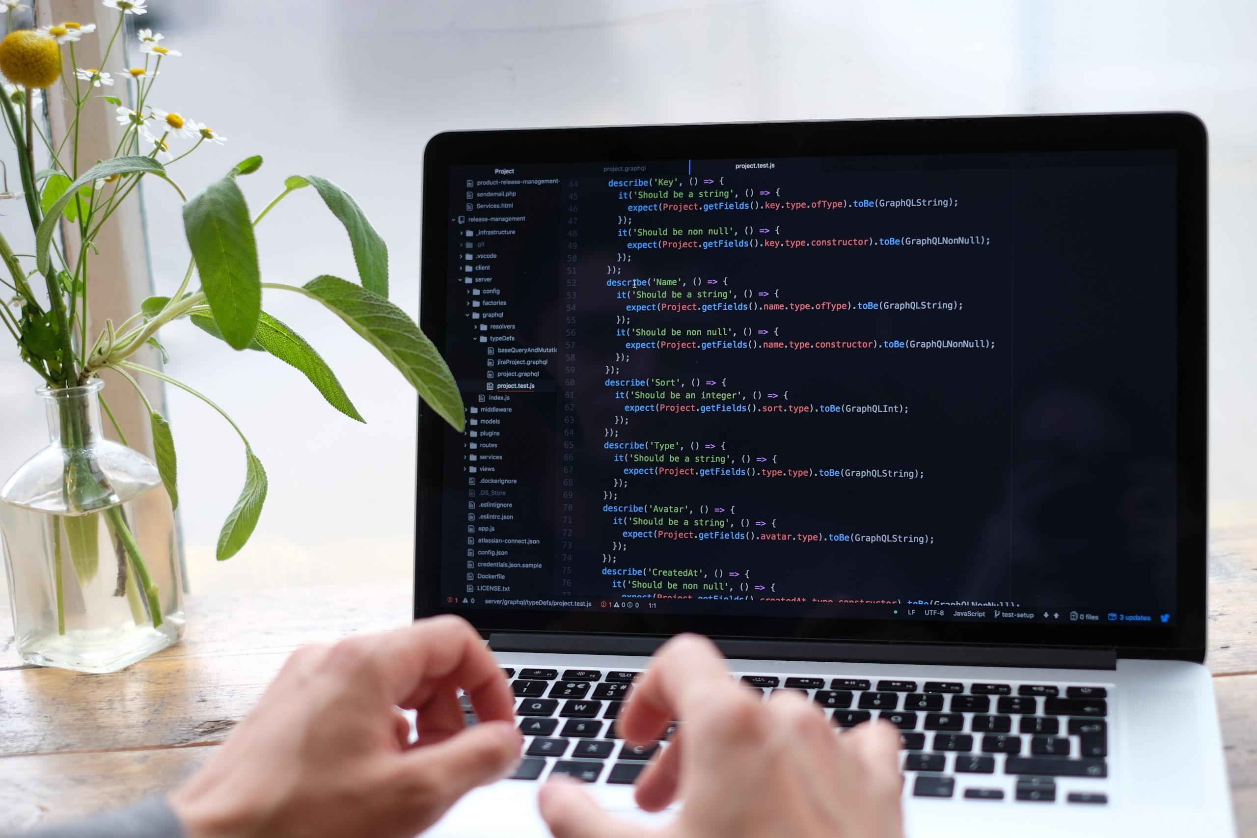 En programmør arbejder ved en computer