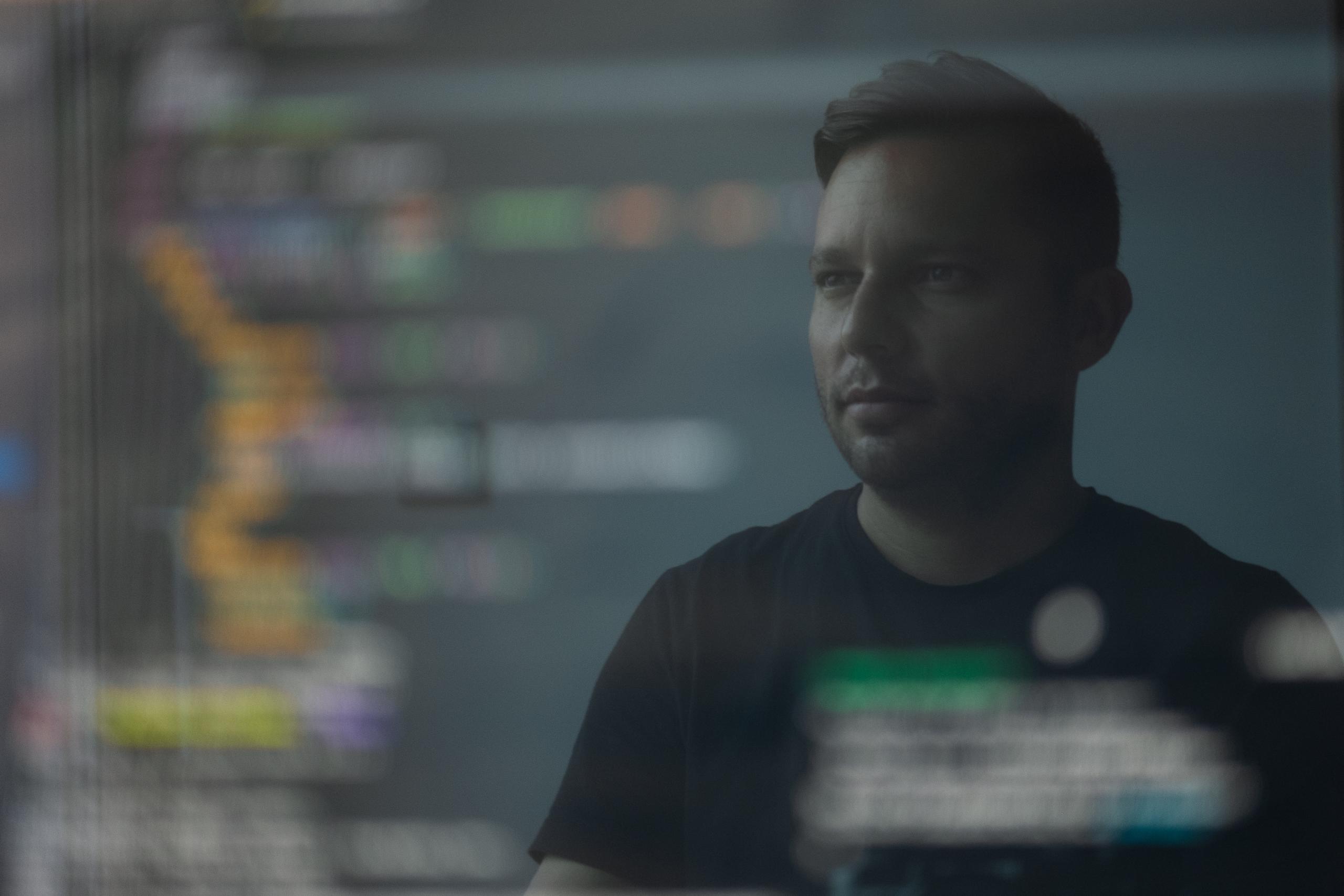 En programmør arbejder med et programmeringssprog
