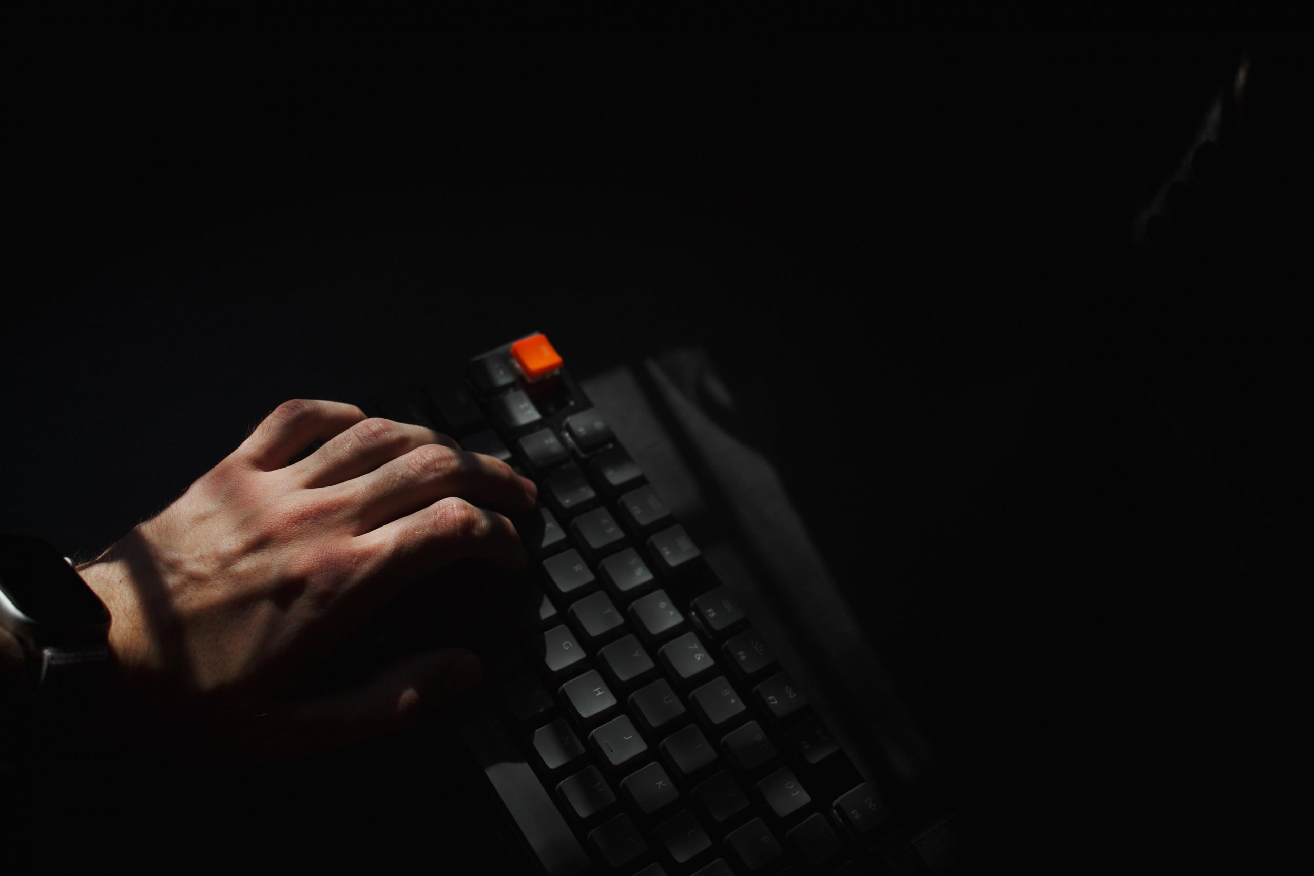 En person ved et tastatur