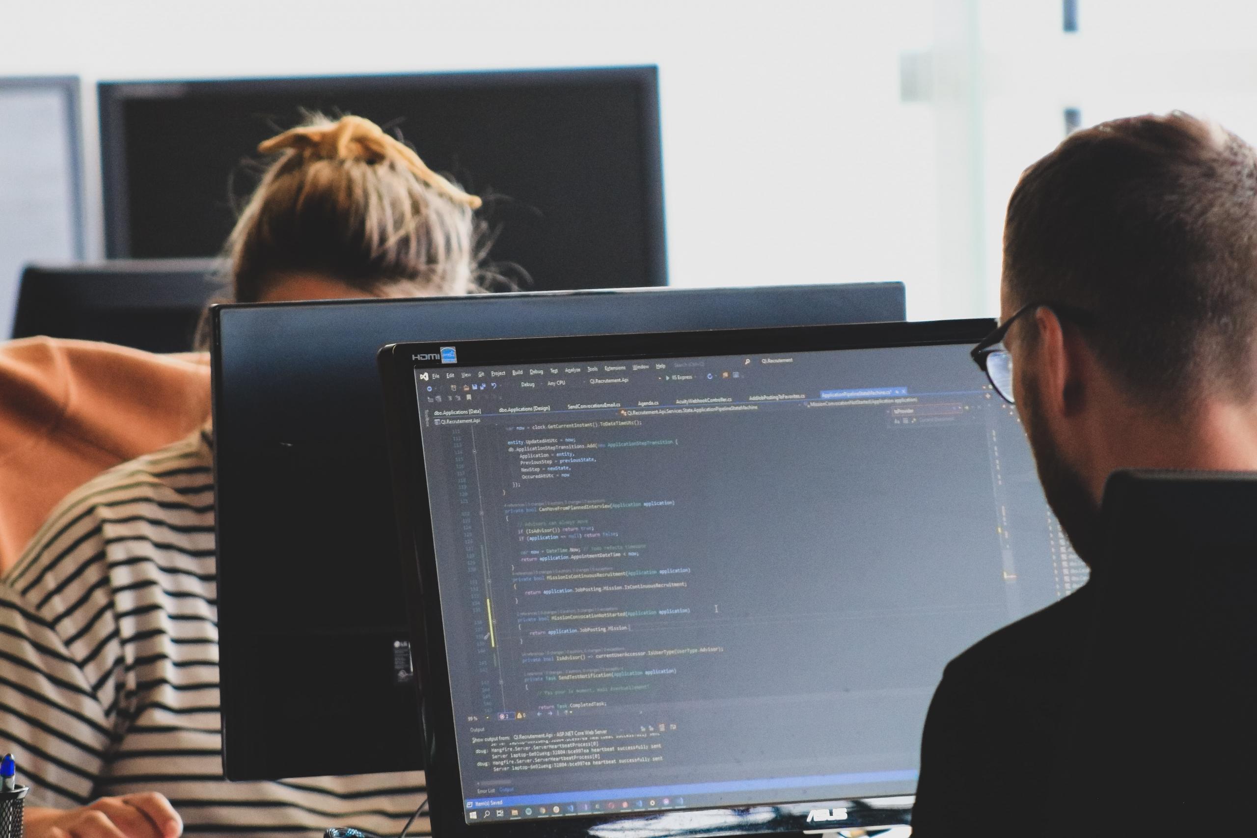 To mennesker arbejder på et programmeringsprojekt