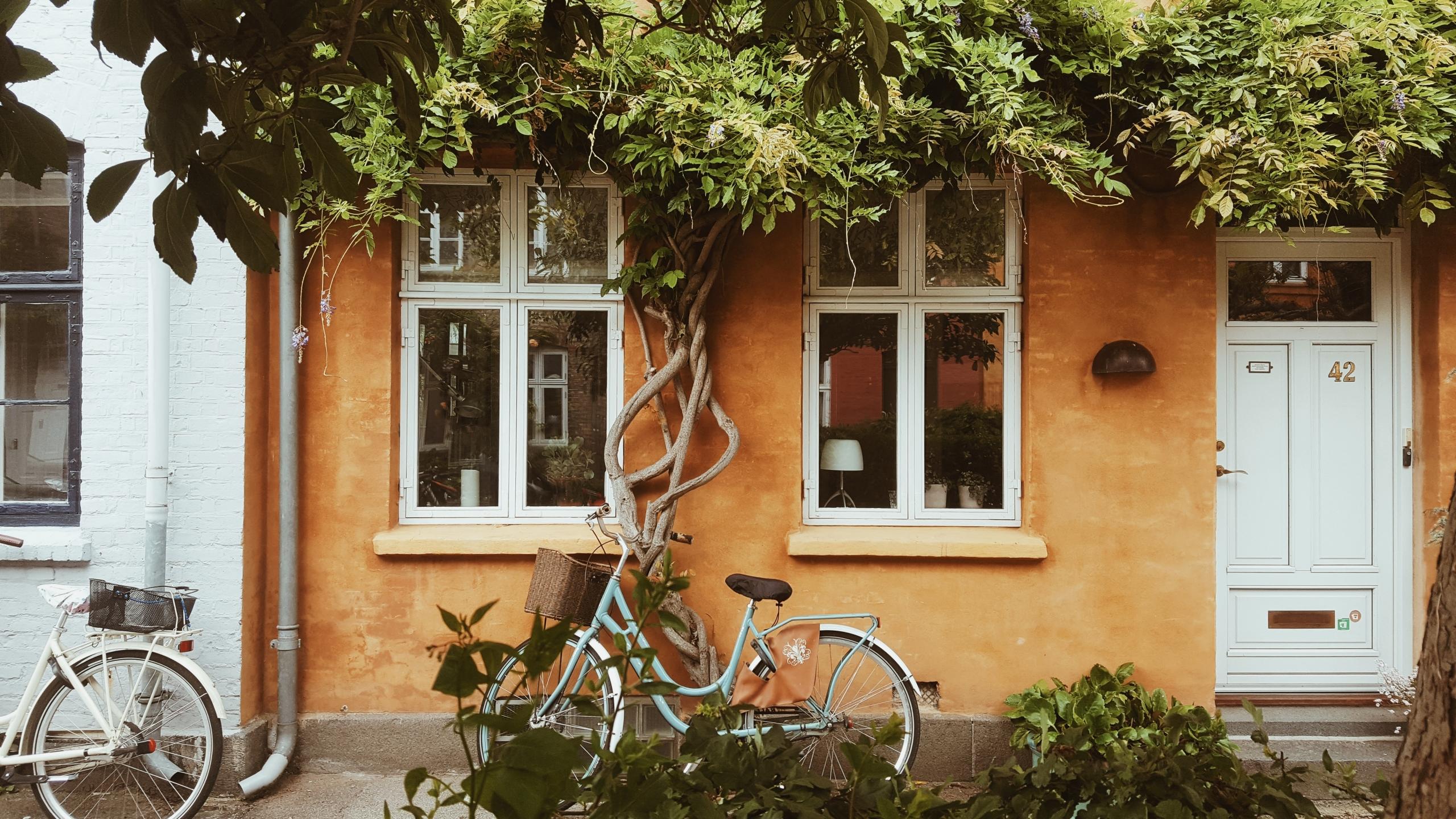 Et hus med en cykel foran