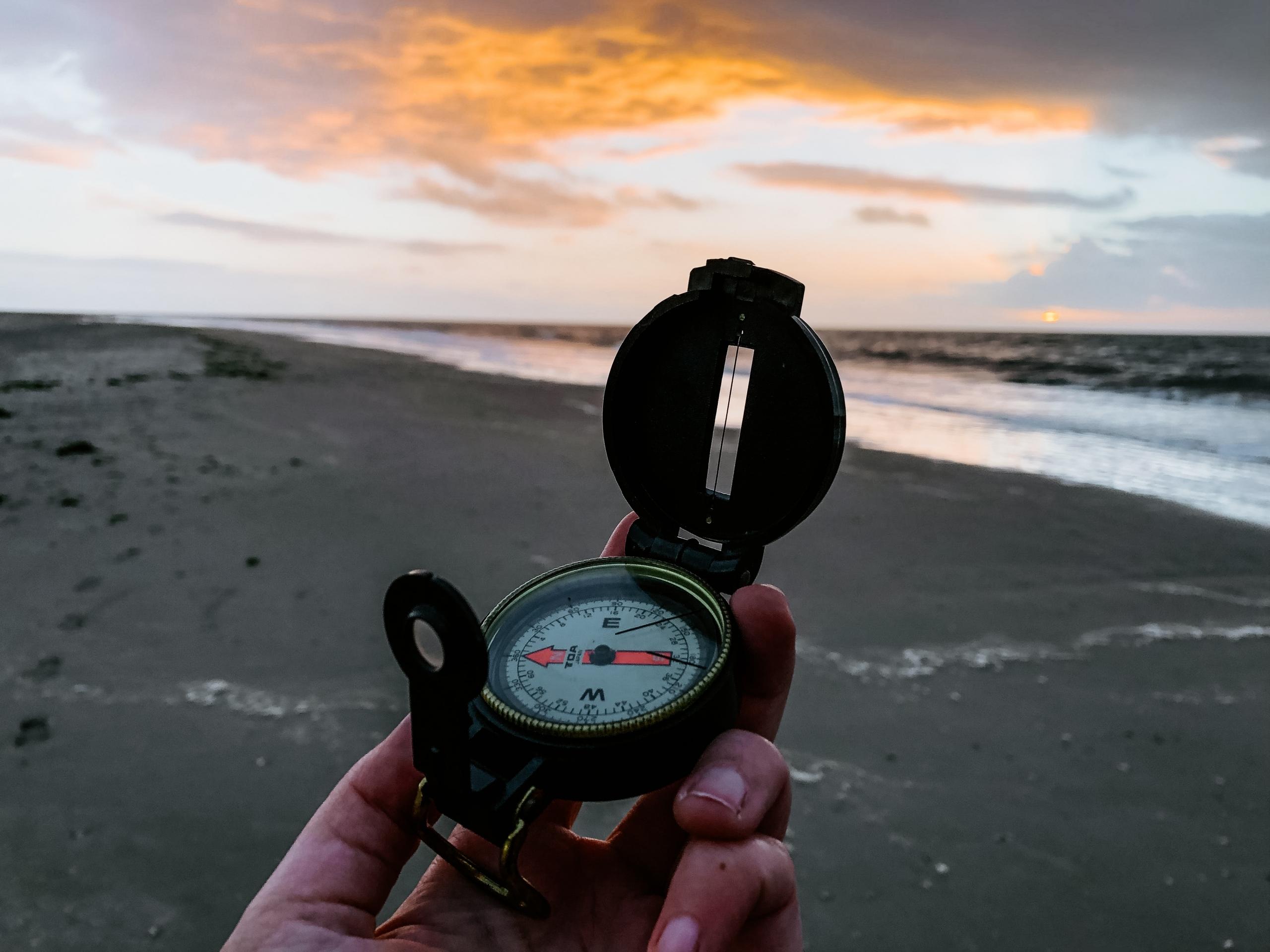Et kompas på et strand