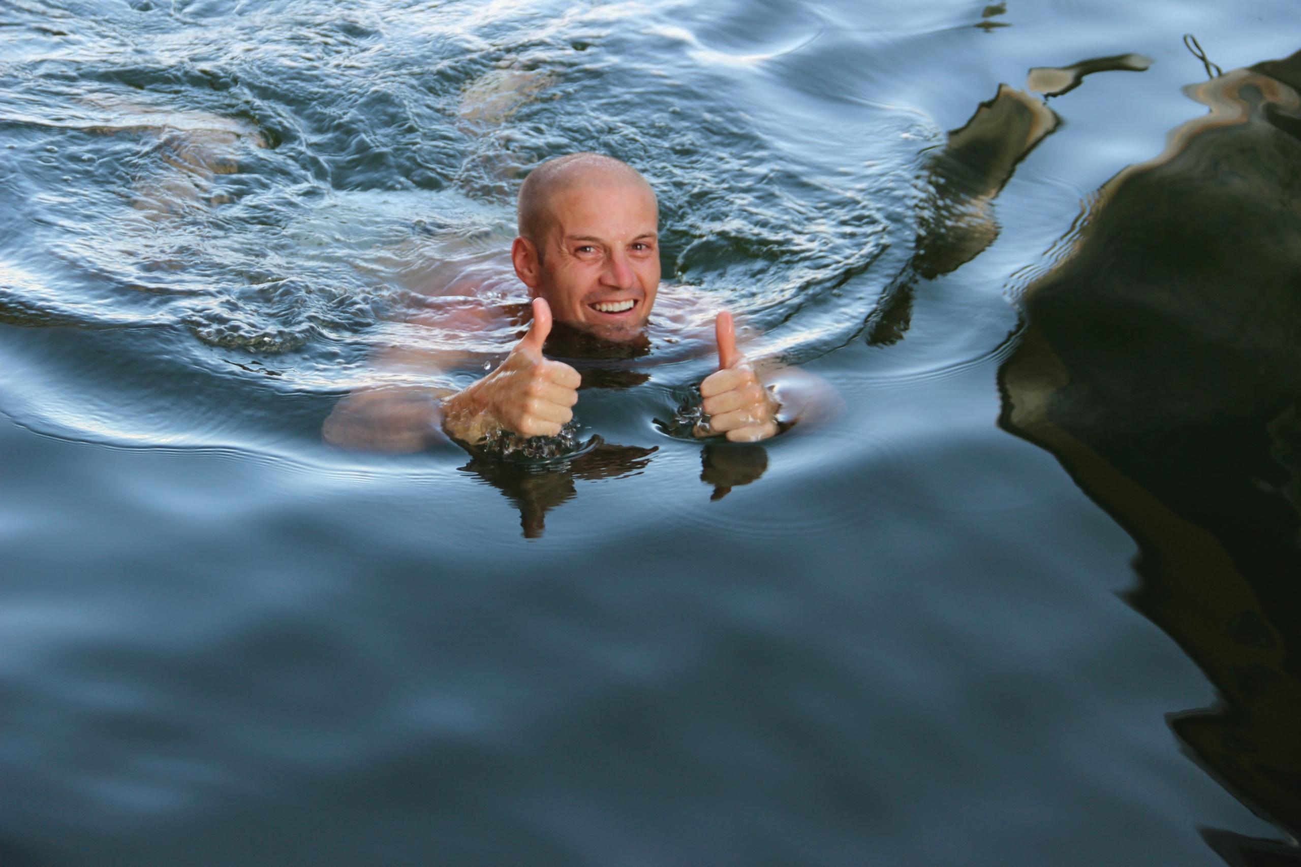 En mand er til svømning for begyndere undervisning