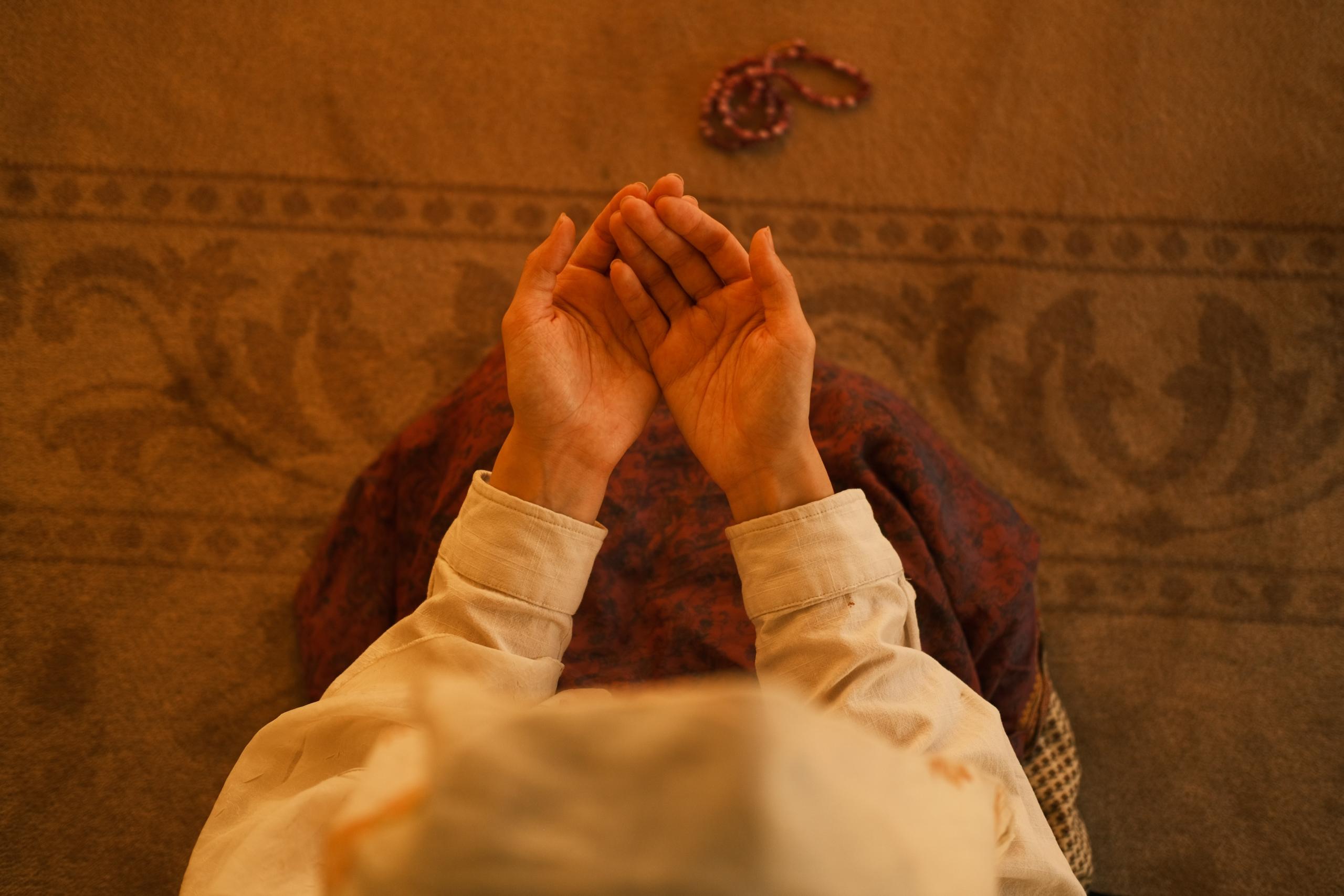 En mand faster og beder til Ramadan 2023