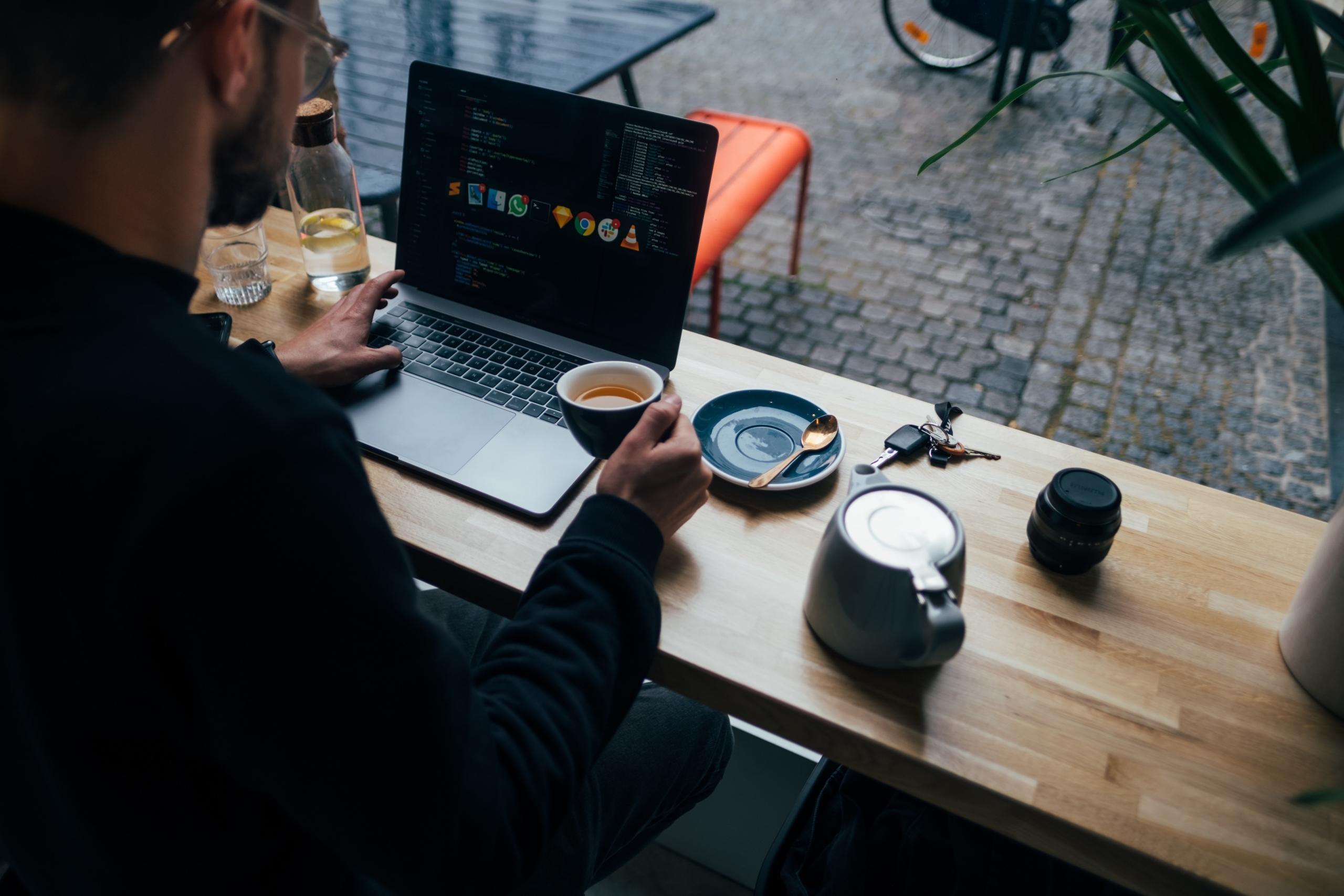 En mand arbejder med multitasking