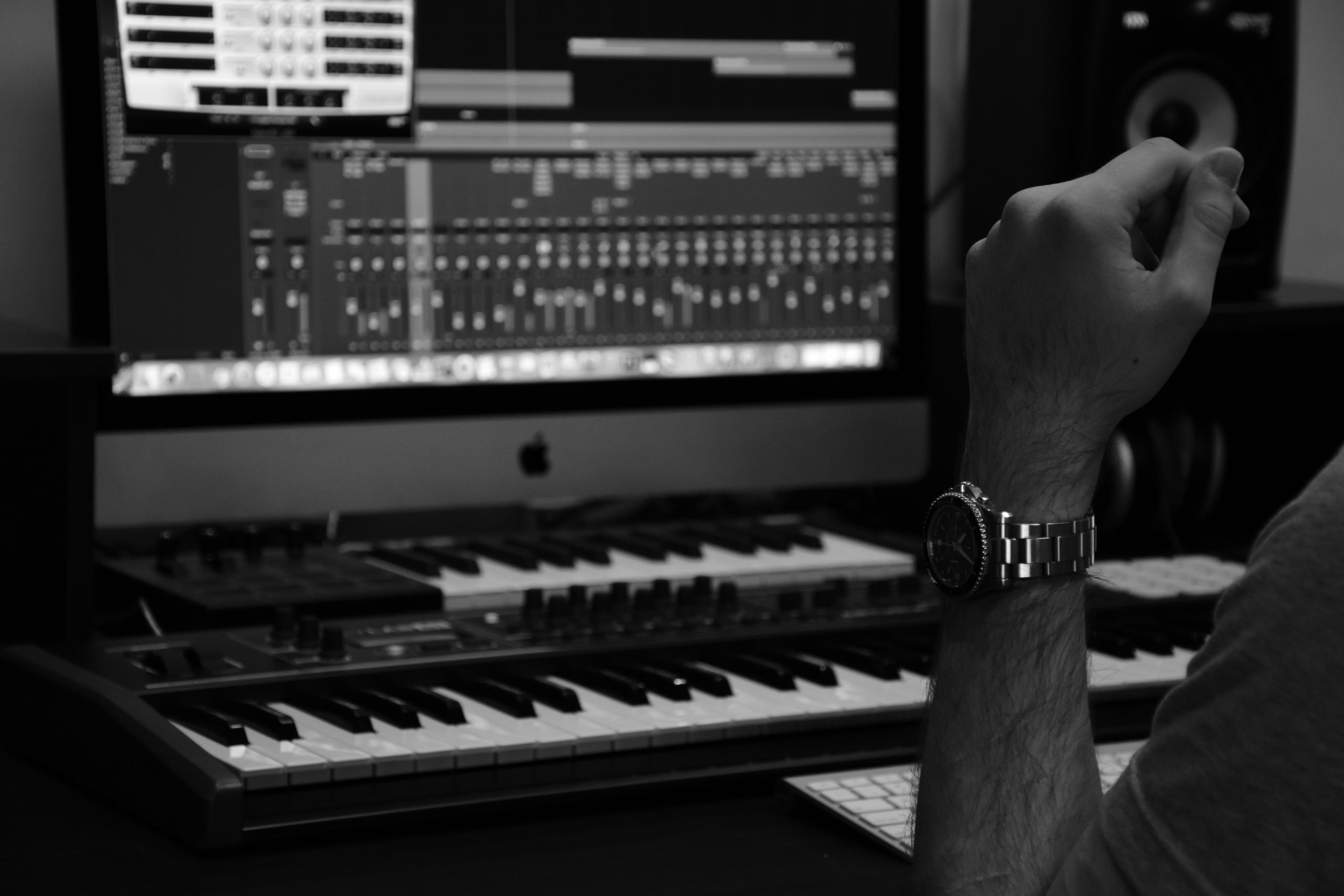 En musikproducent på arbejde
