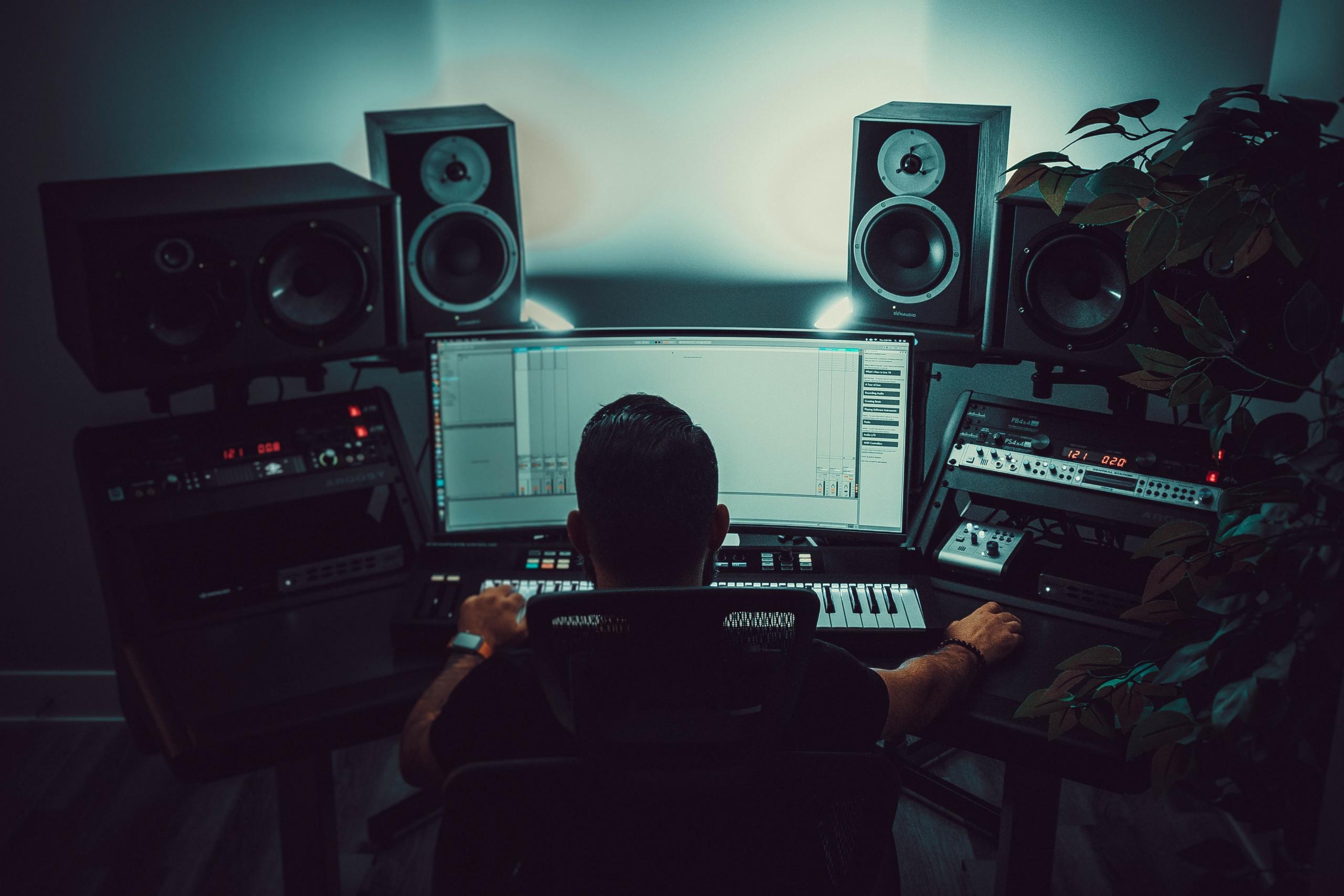 En musikproducent på arbejde