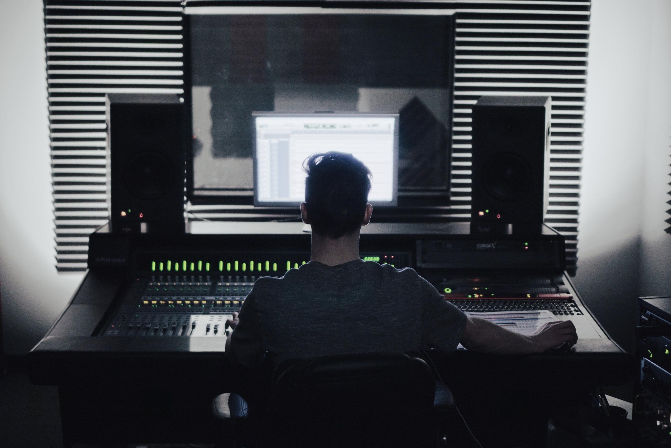 En RnB musikproducent i et studie