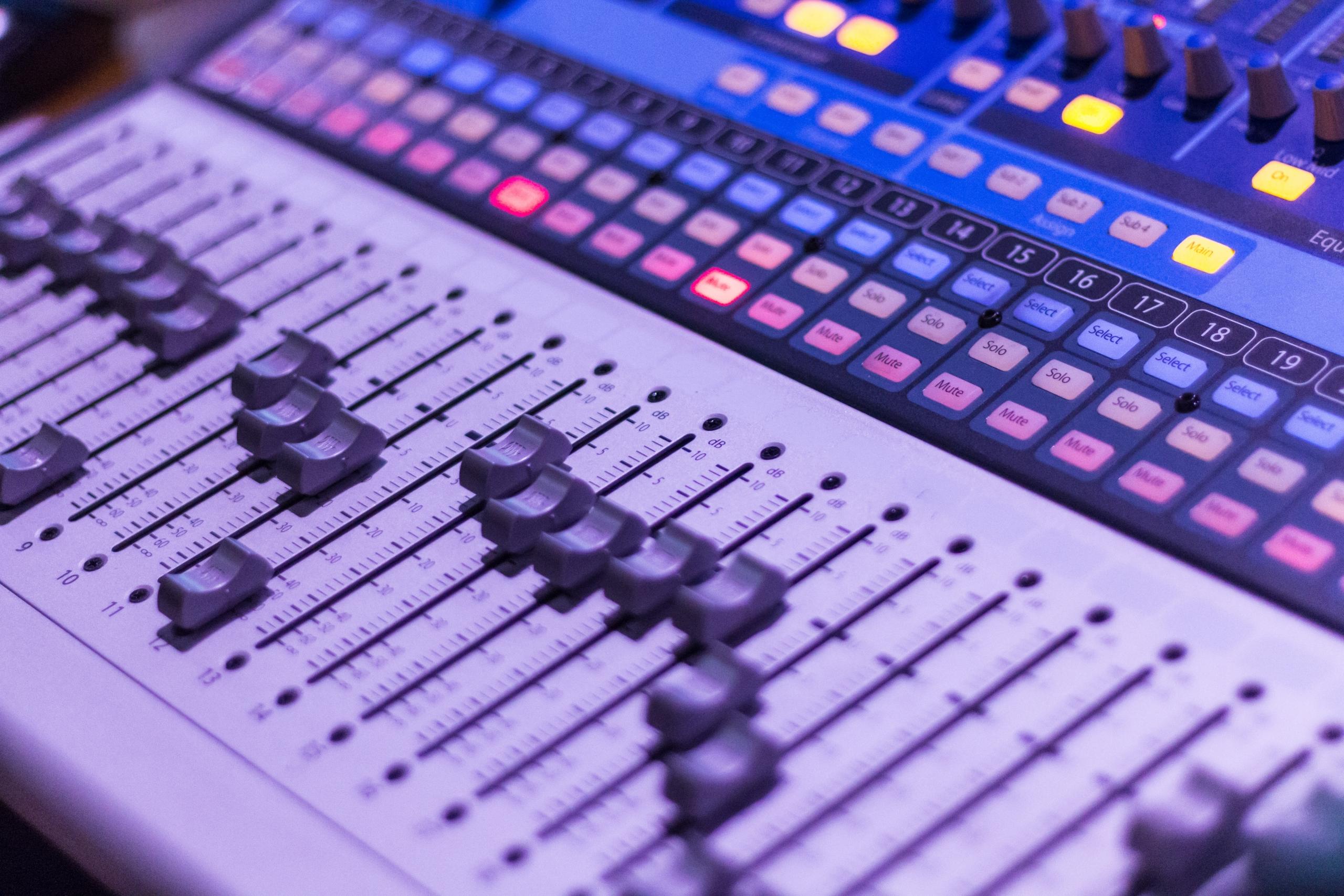 En mixer i et studie
