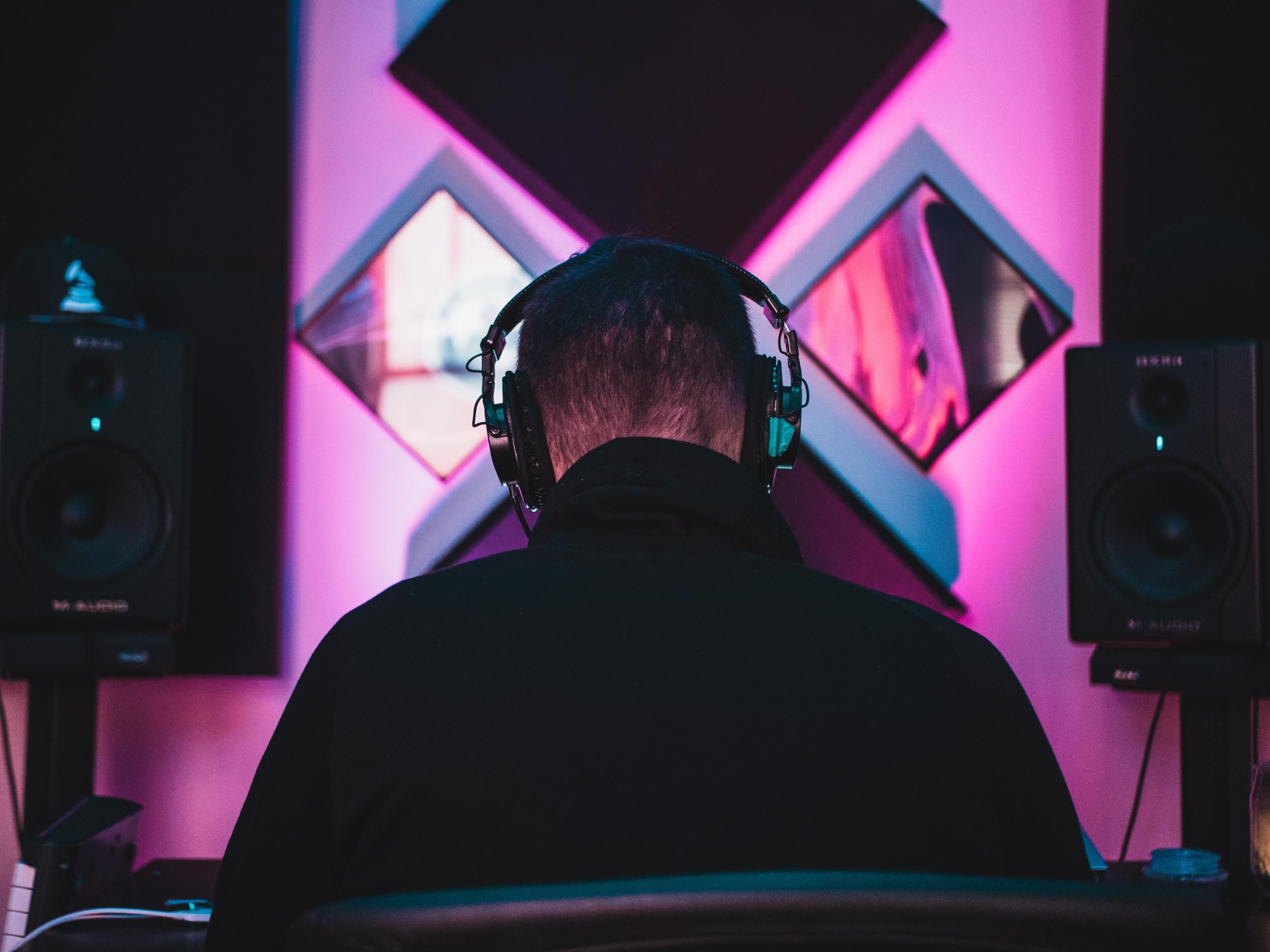 En musikproducent på arbejde
