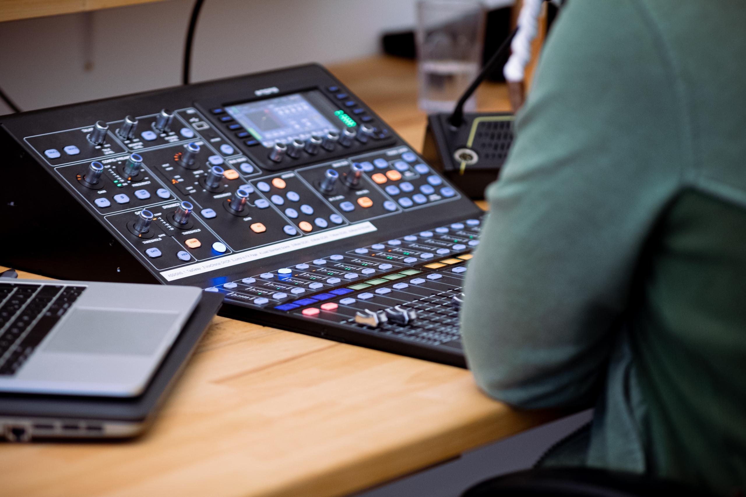 En pop musikproducent på arbejde