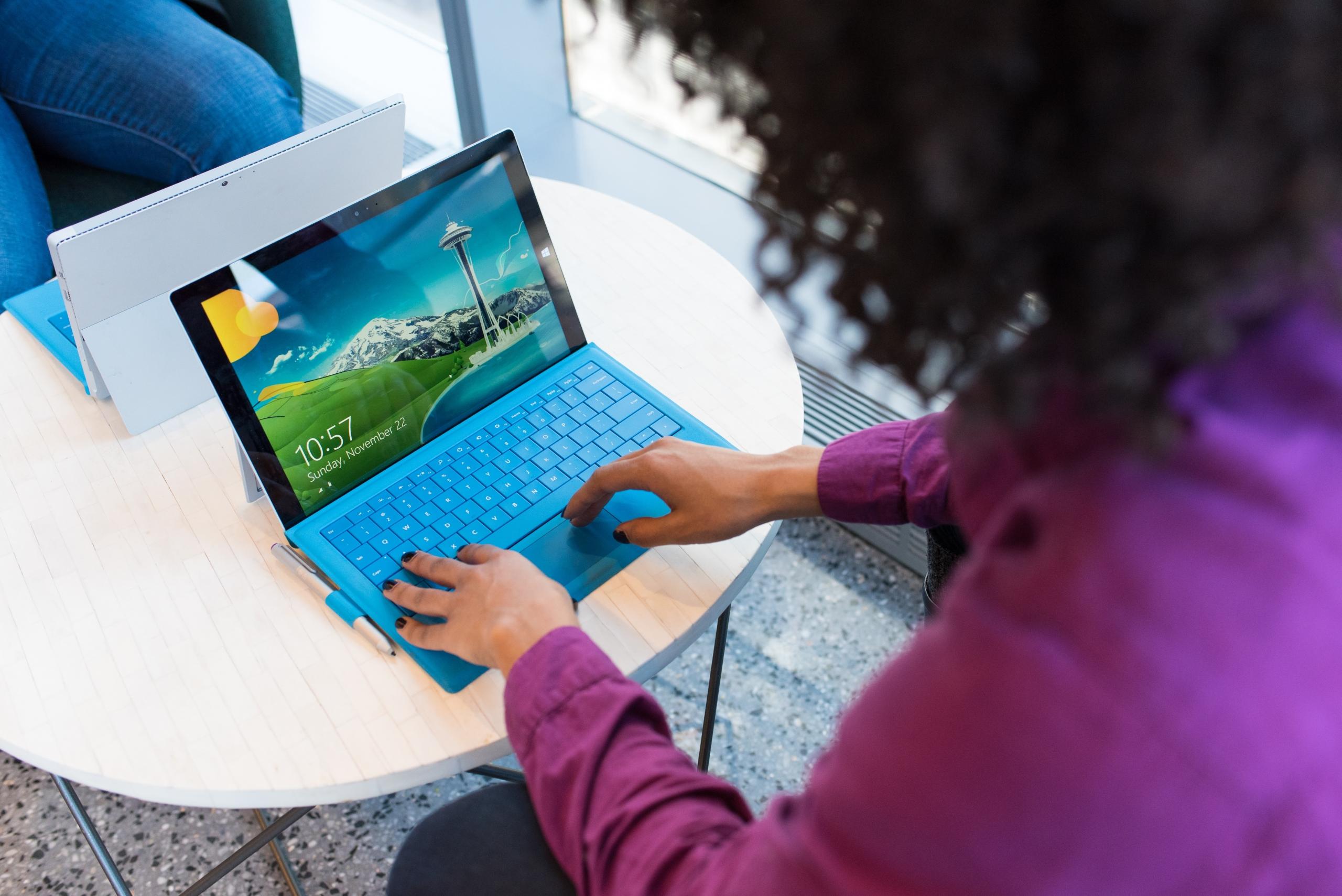 En revisor ved et computer