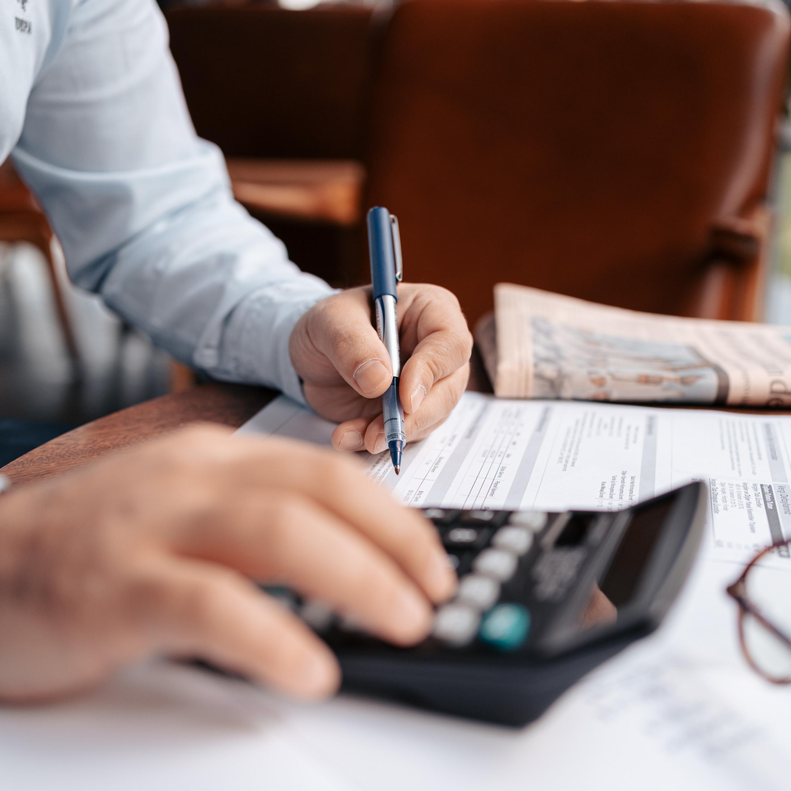 En revisor arbejder med regnskabsføring