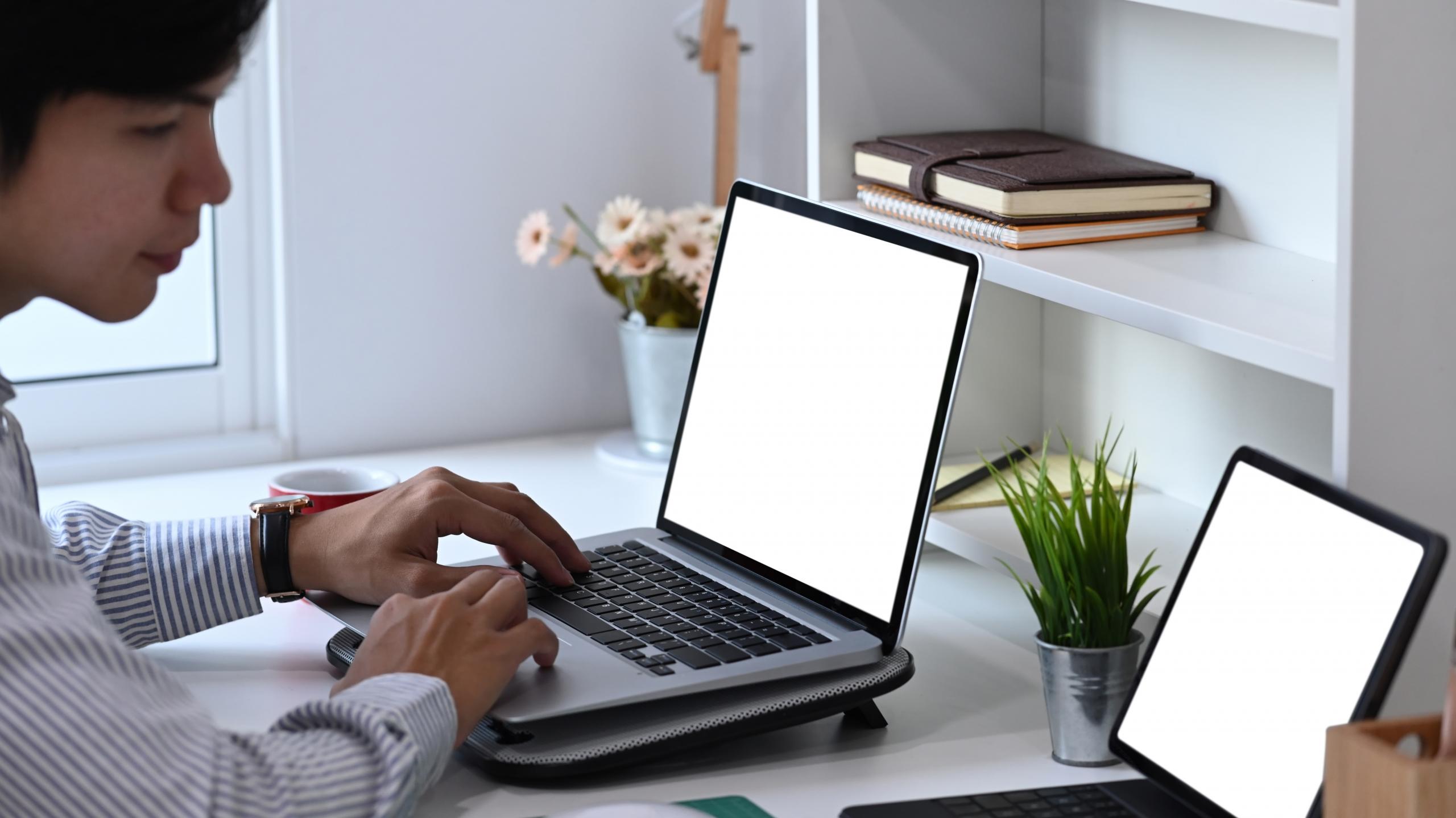 En elev arbejder ved en computer