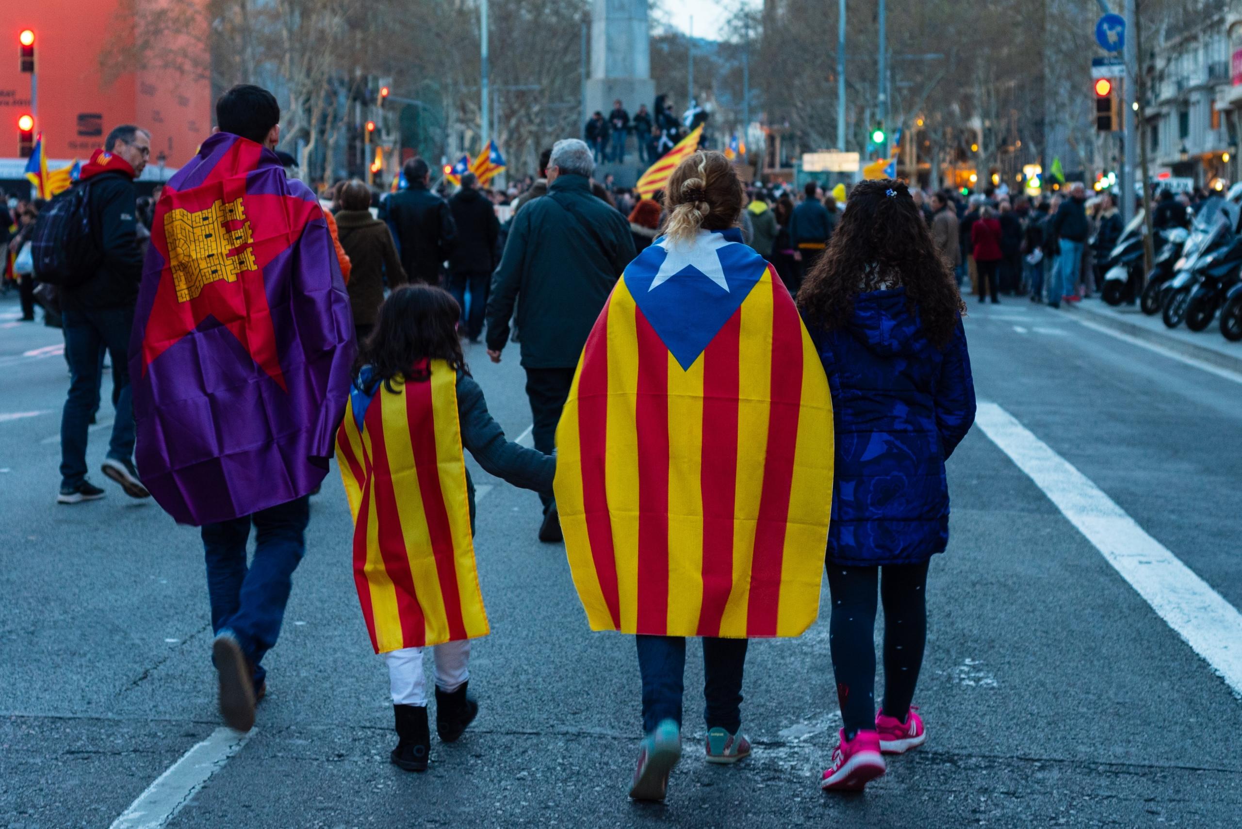 To personer med det catalanske flag på ryggen