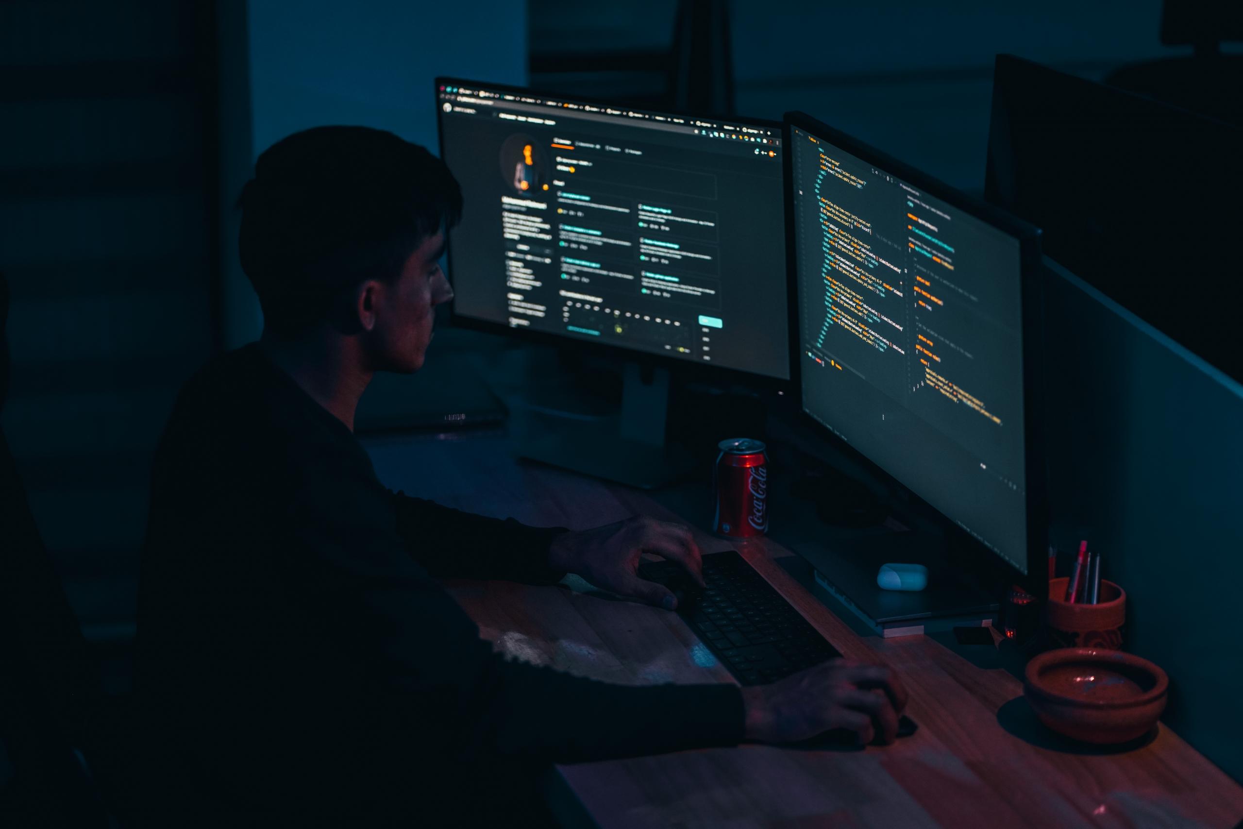 En programmør arbejder med programmeringssprog C