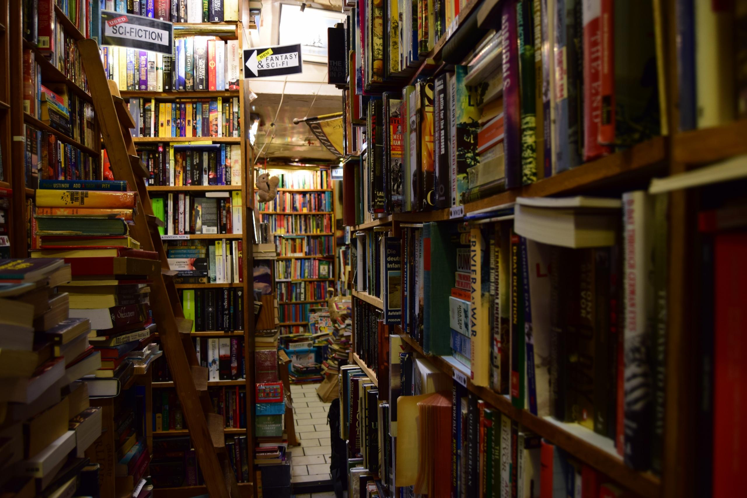 Et bibliotek med bøger om tysk genitiv