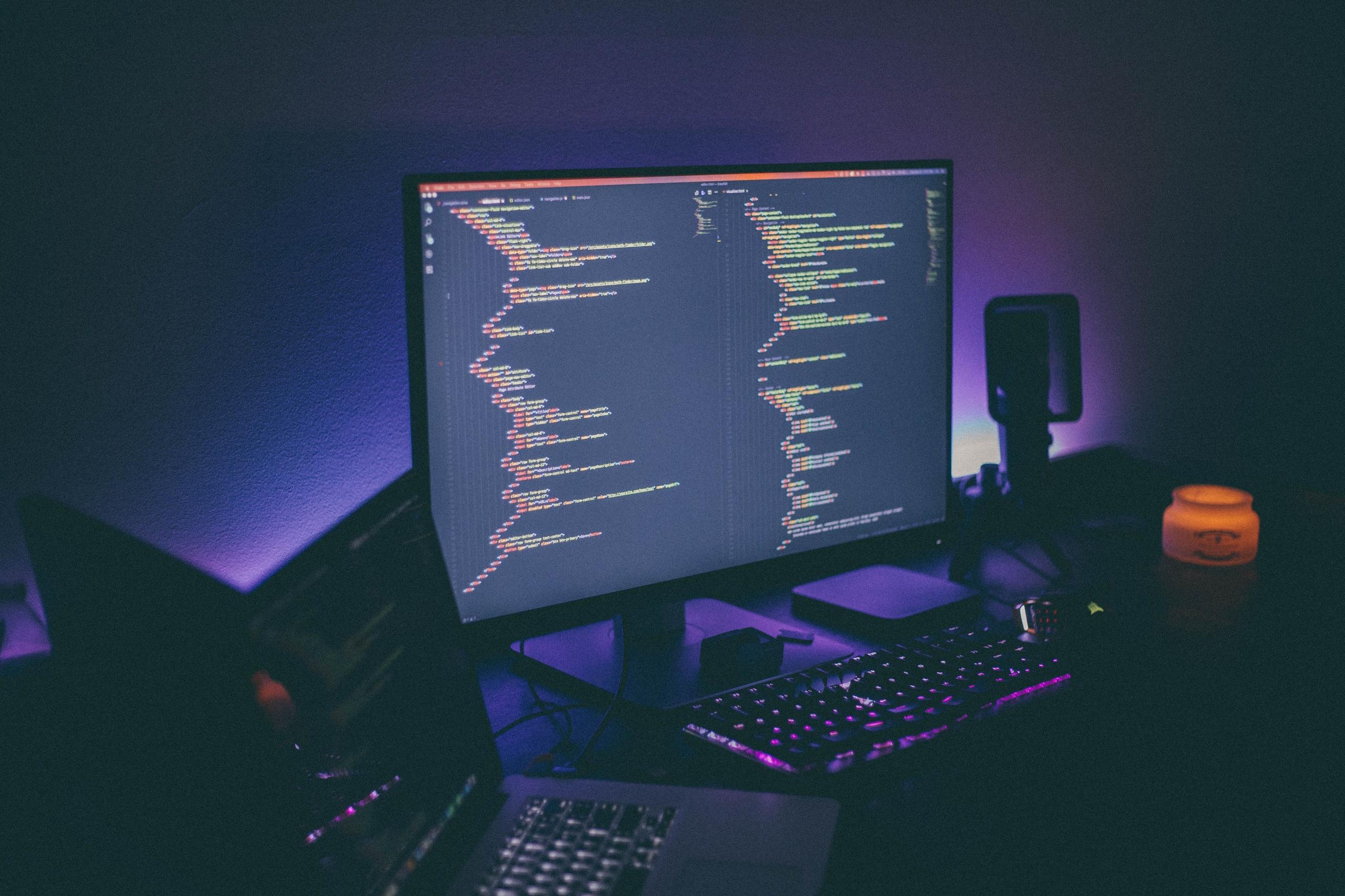 En computer med kode