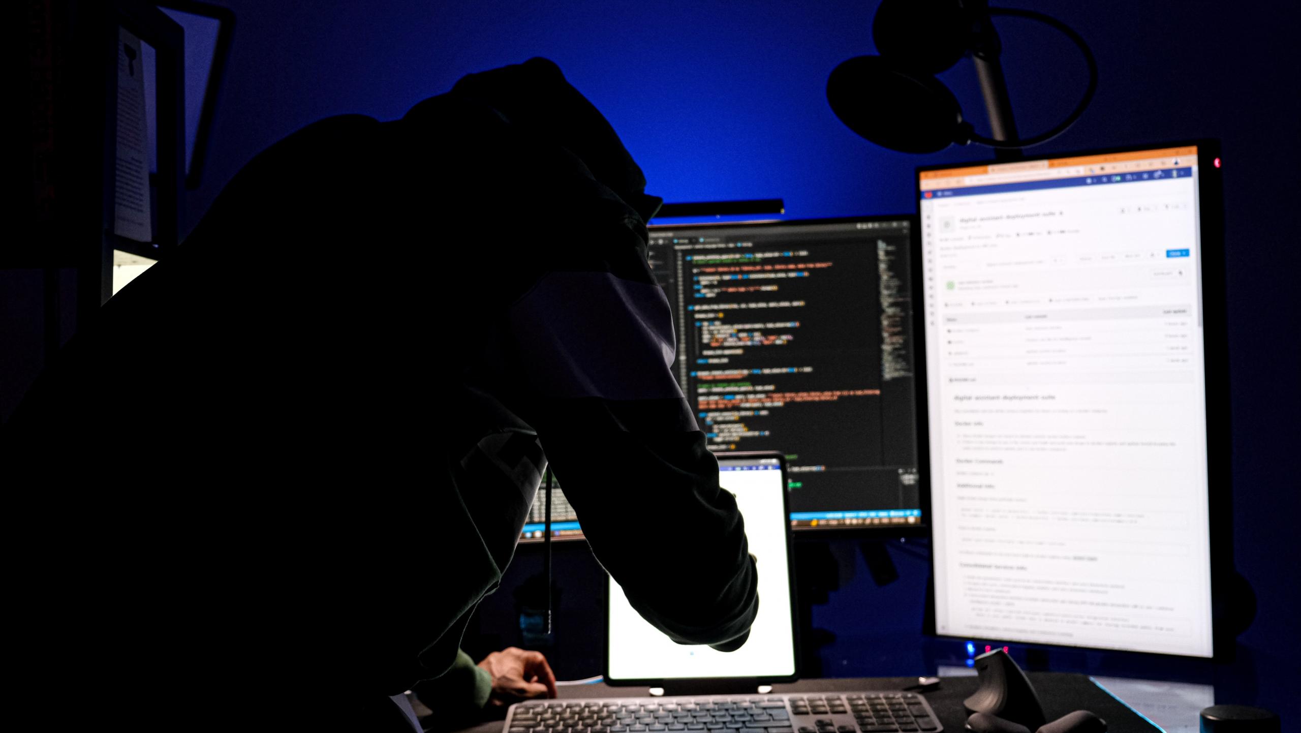 En mand der laver hacking