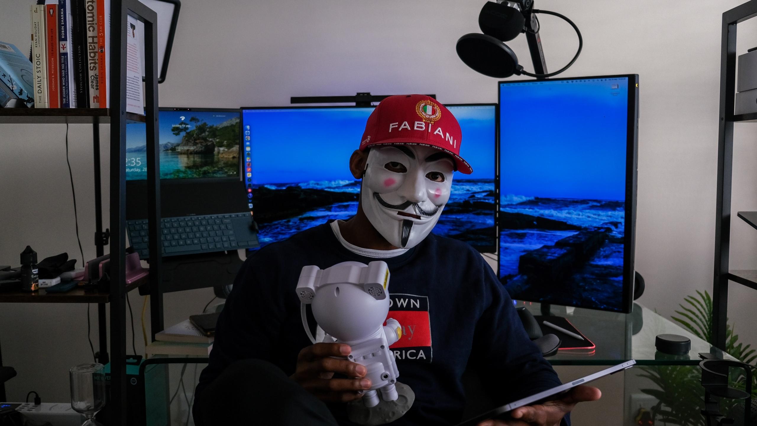 En hacker med maske på