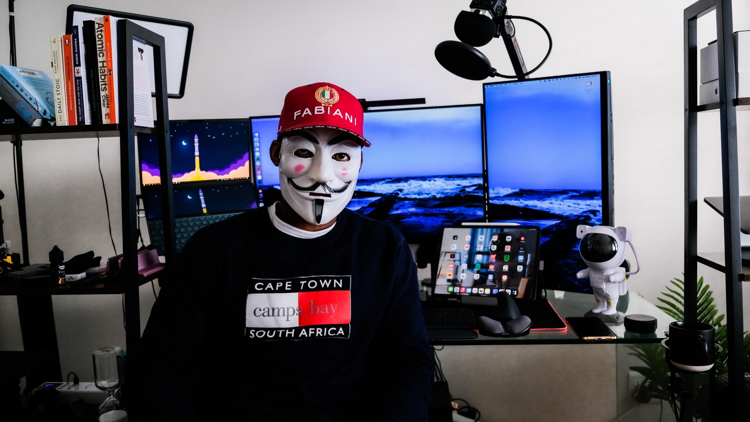 En hacker med en maske på