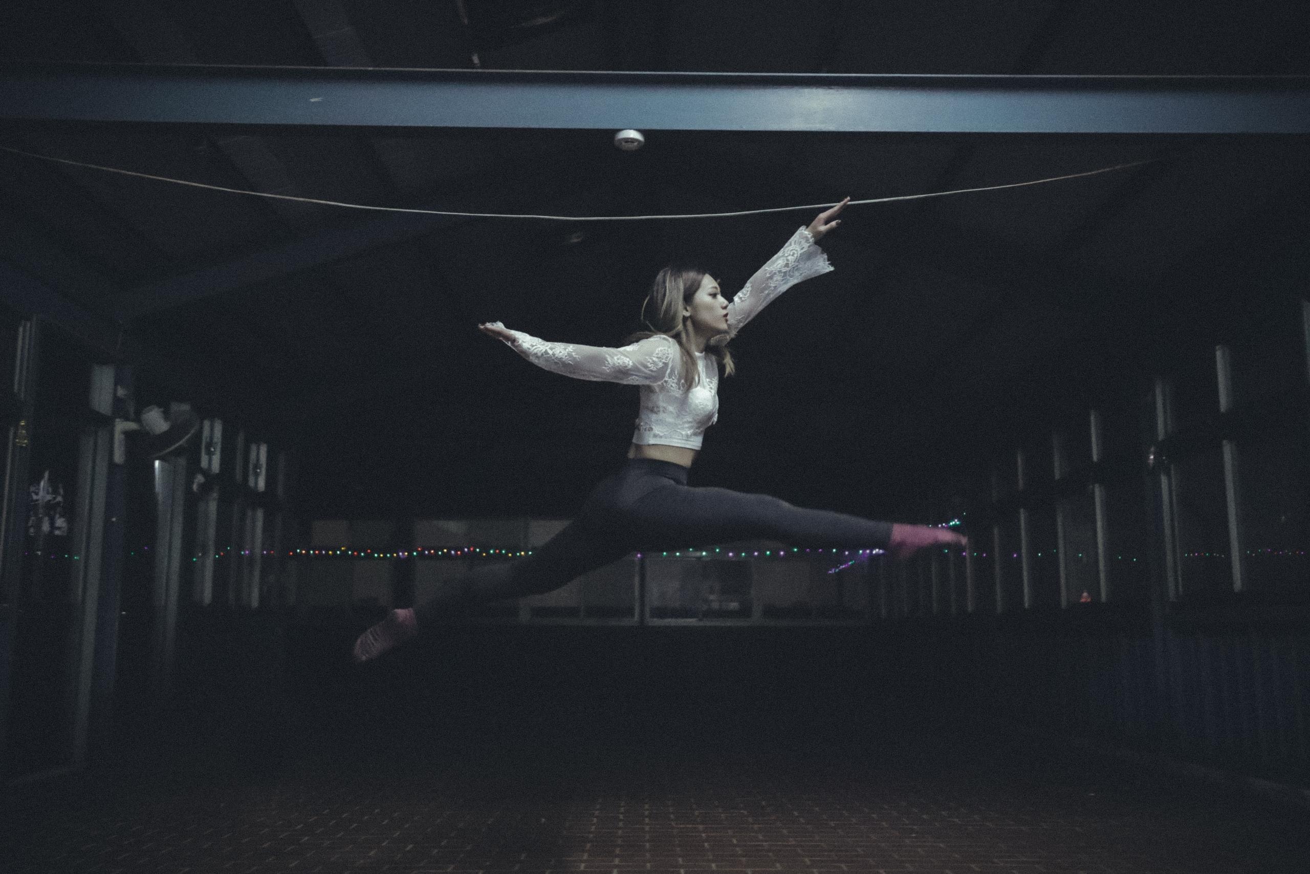 En kvinde danser med et hop