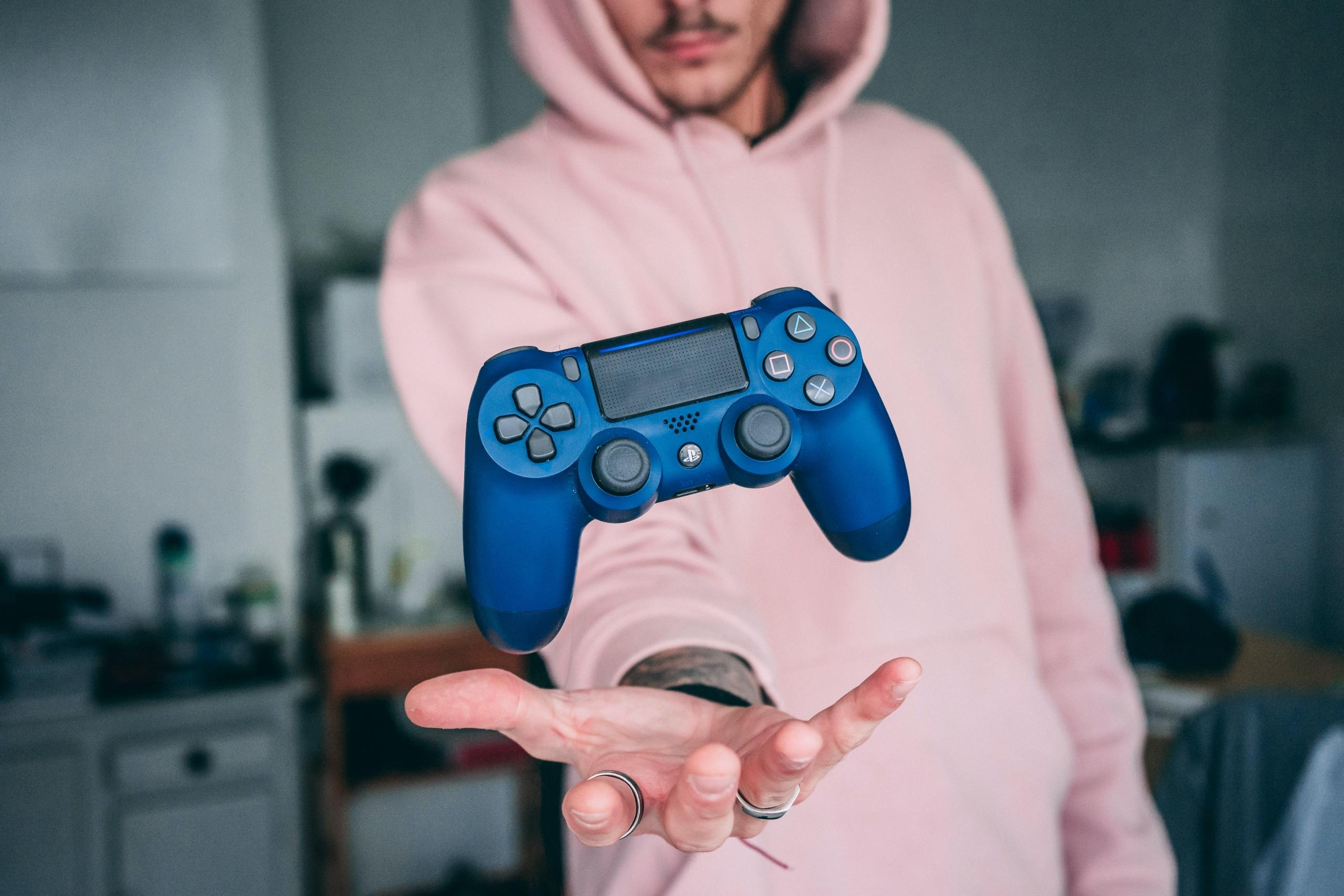 En mand med en controller