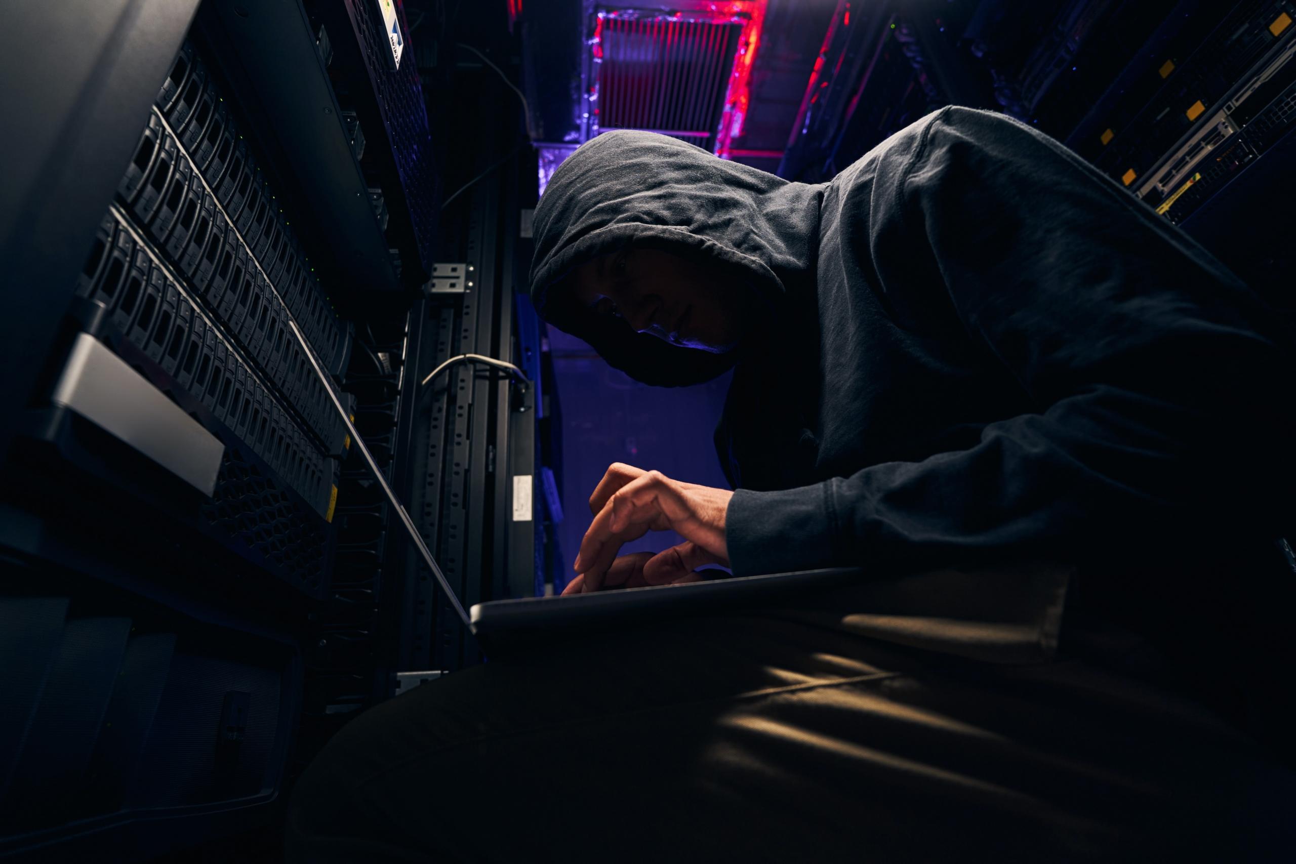 En hacker arbejder