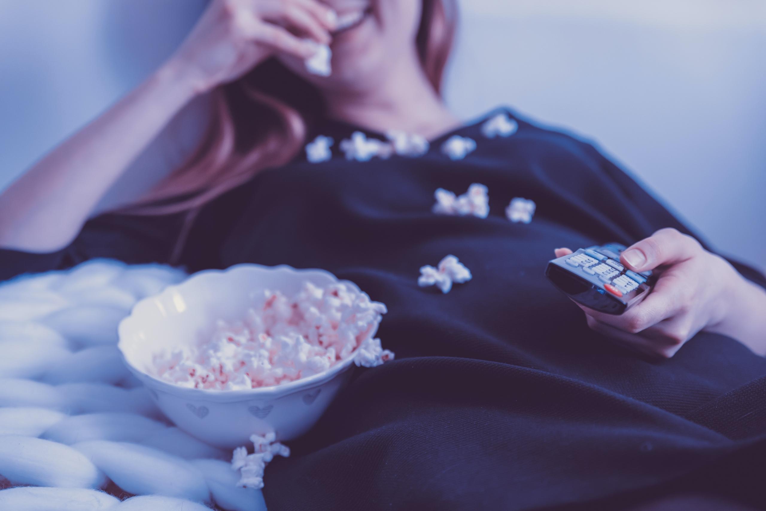 En kvinde ser en italiensk tv serie