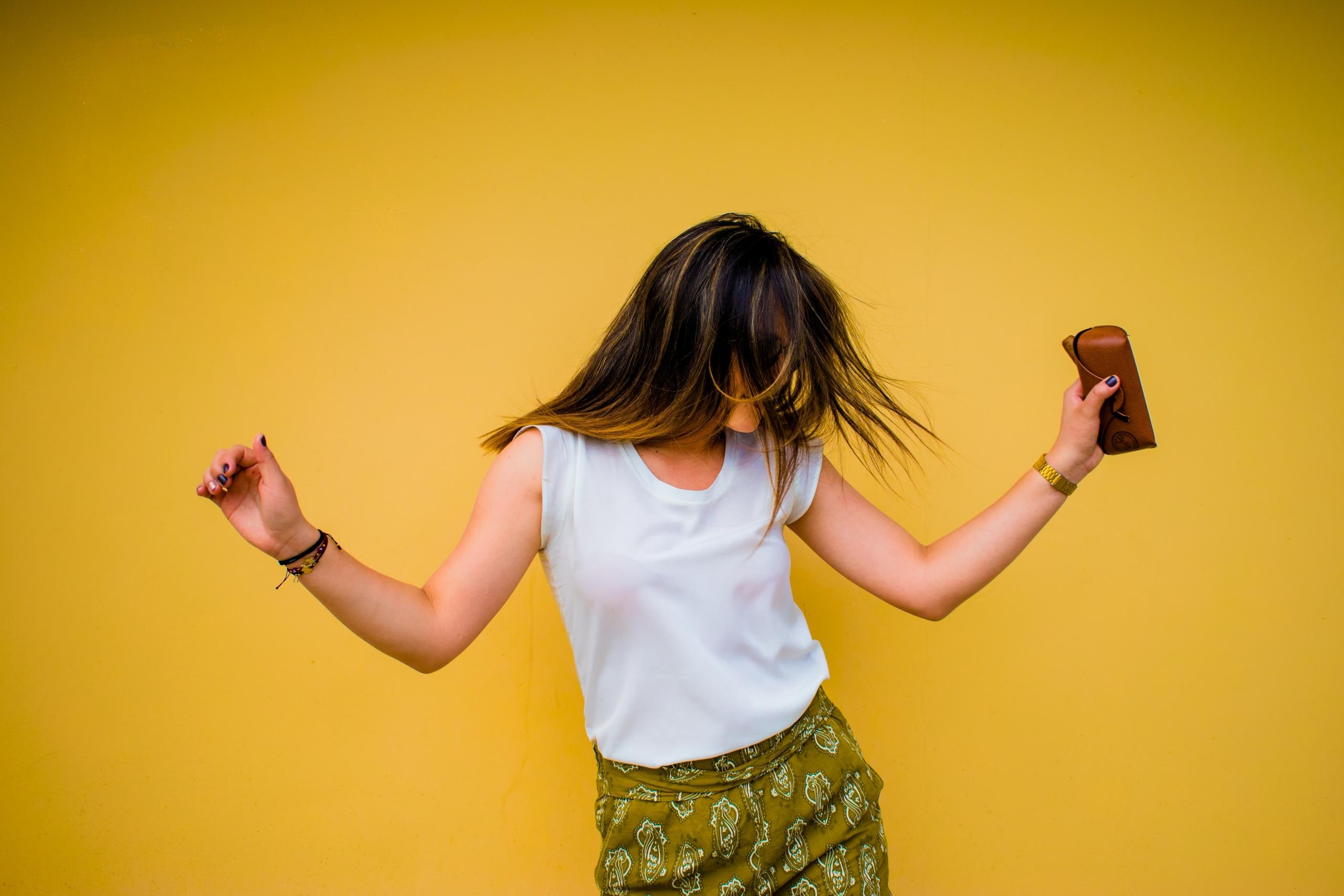 En kvinde danser online