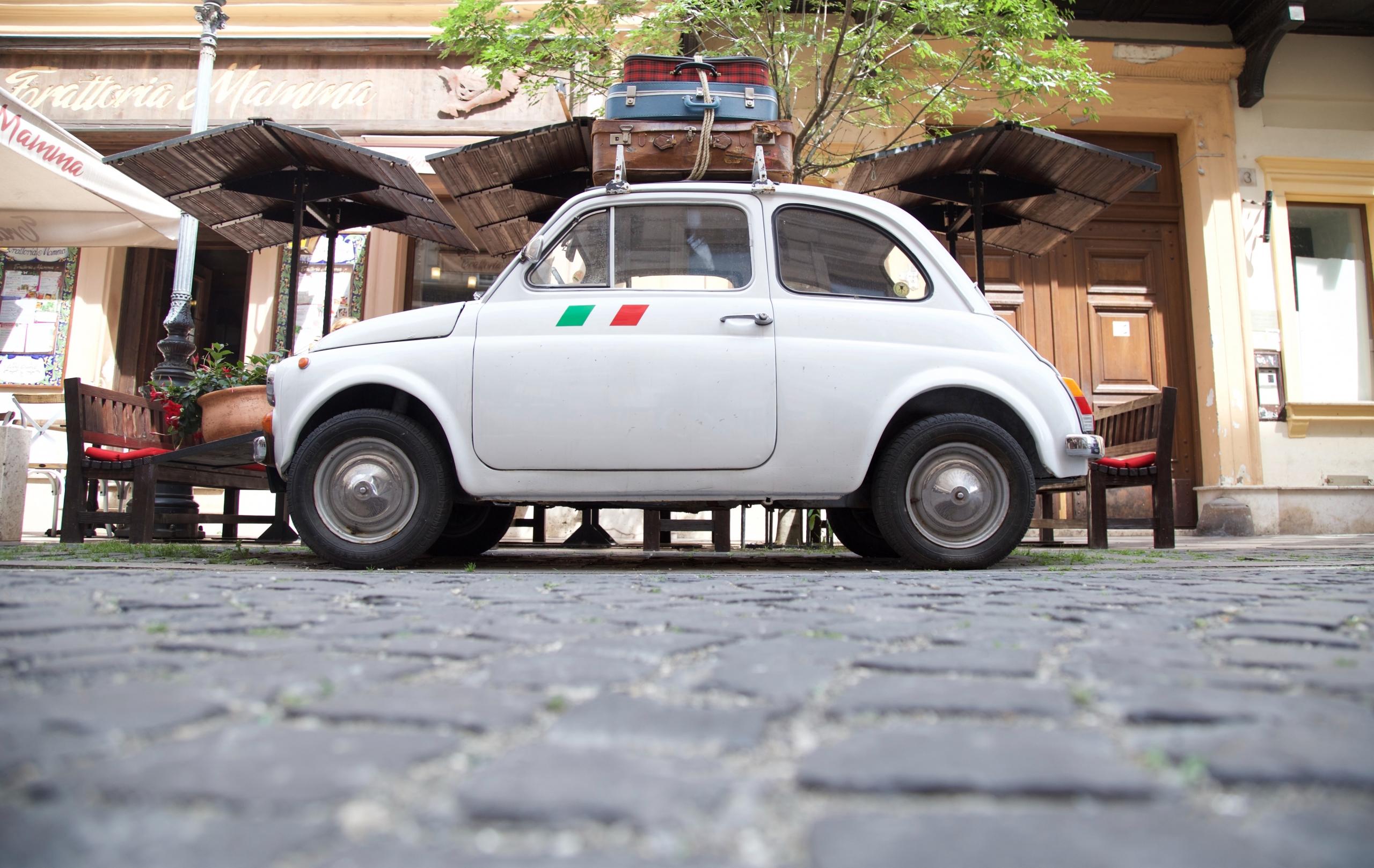 En lille bil som tegn på italiensk kultur