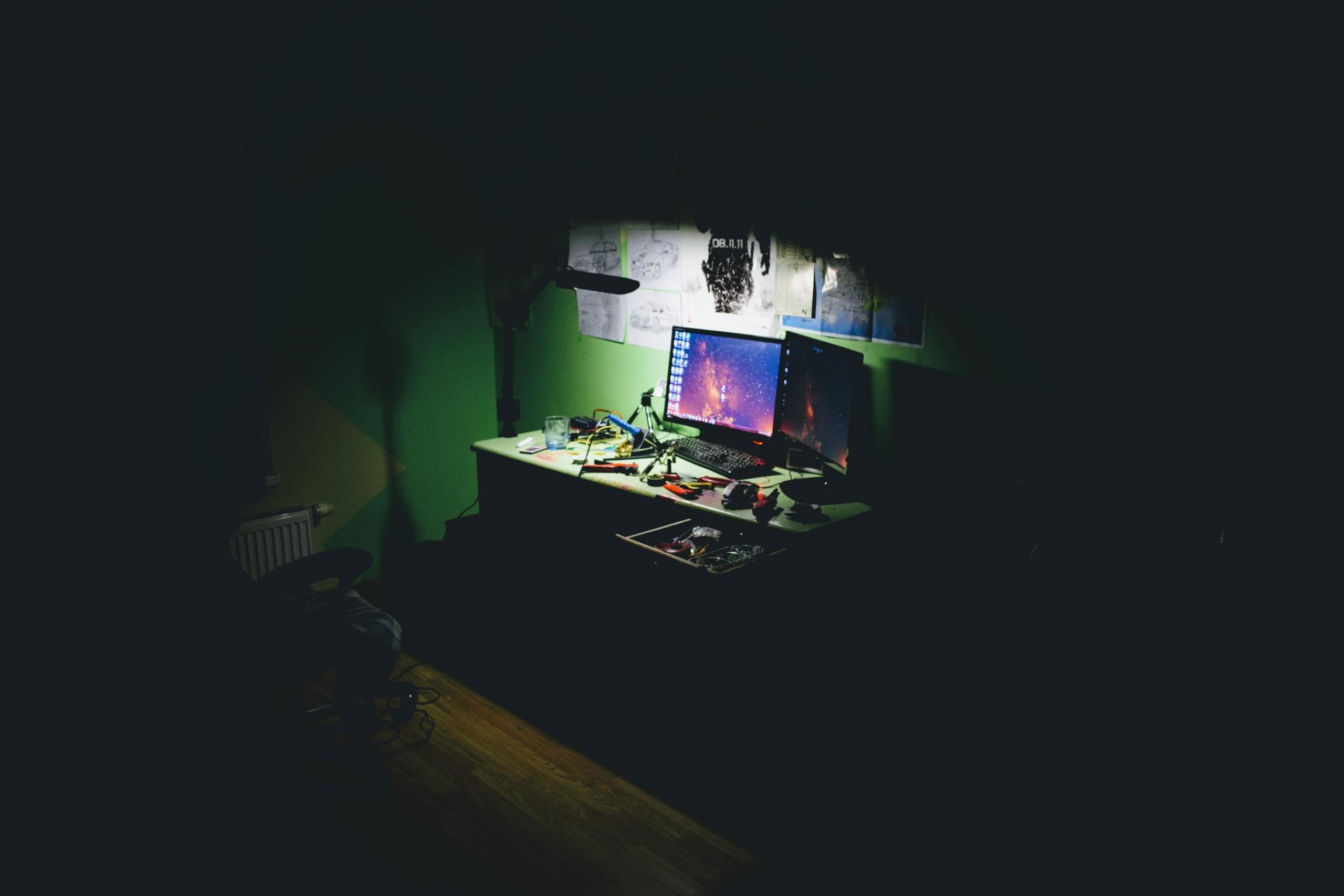 En computer i mørke