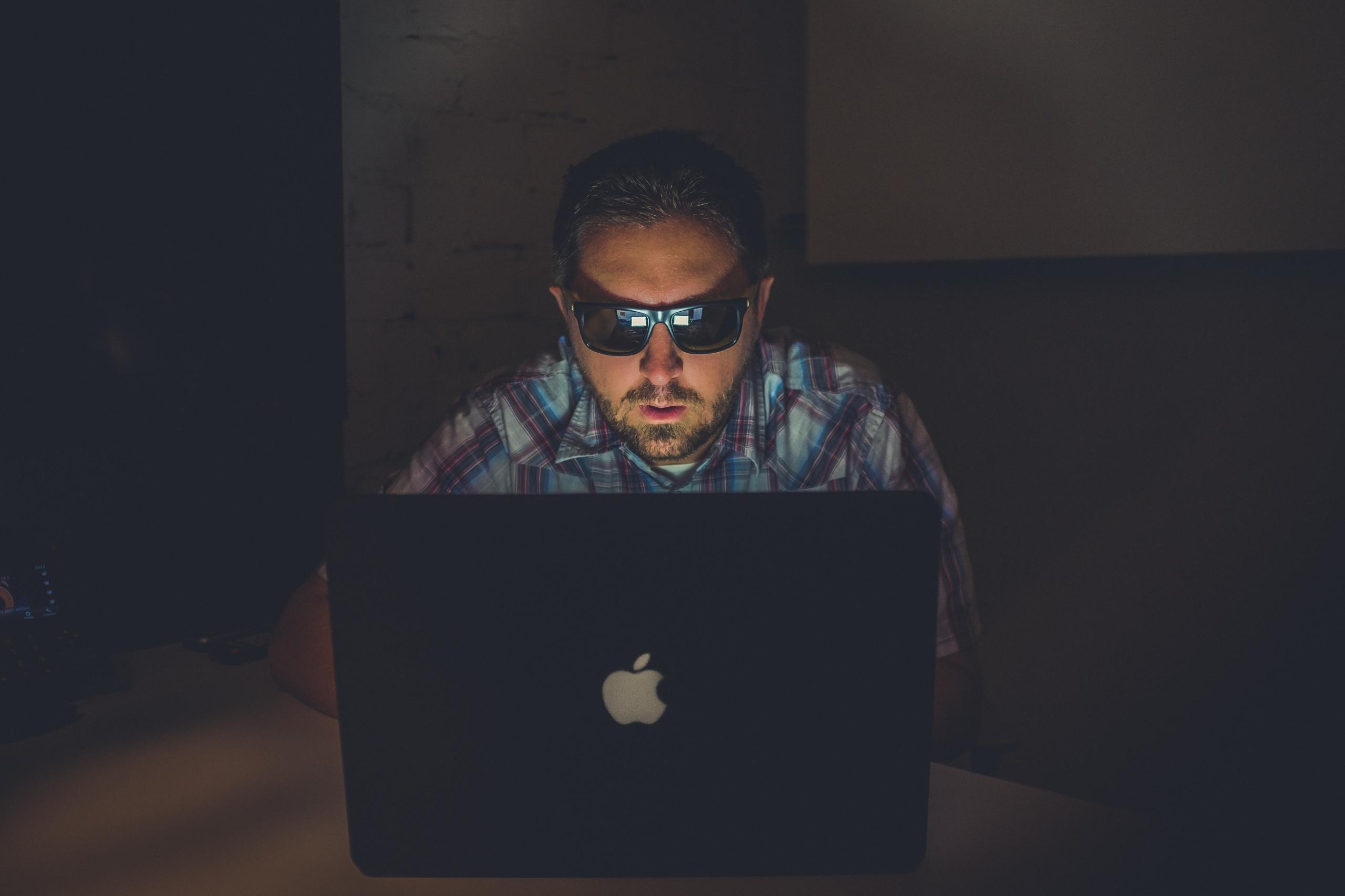 En hacker ved en computer