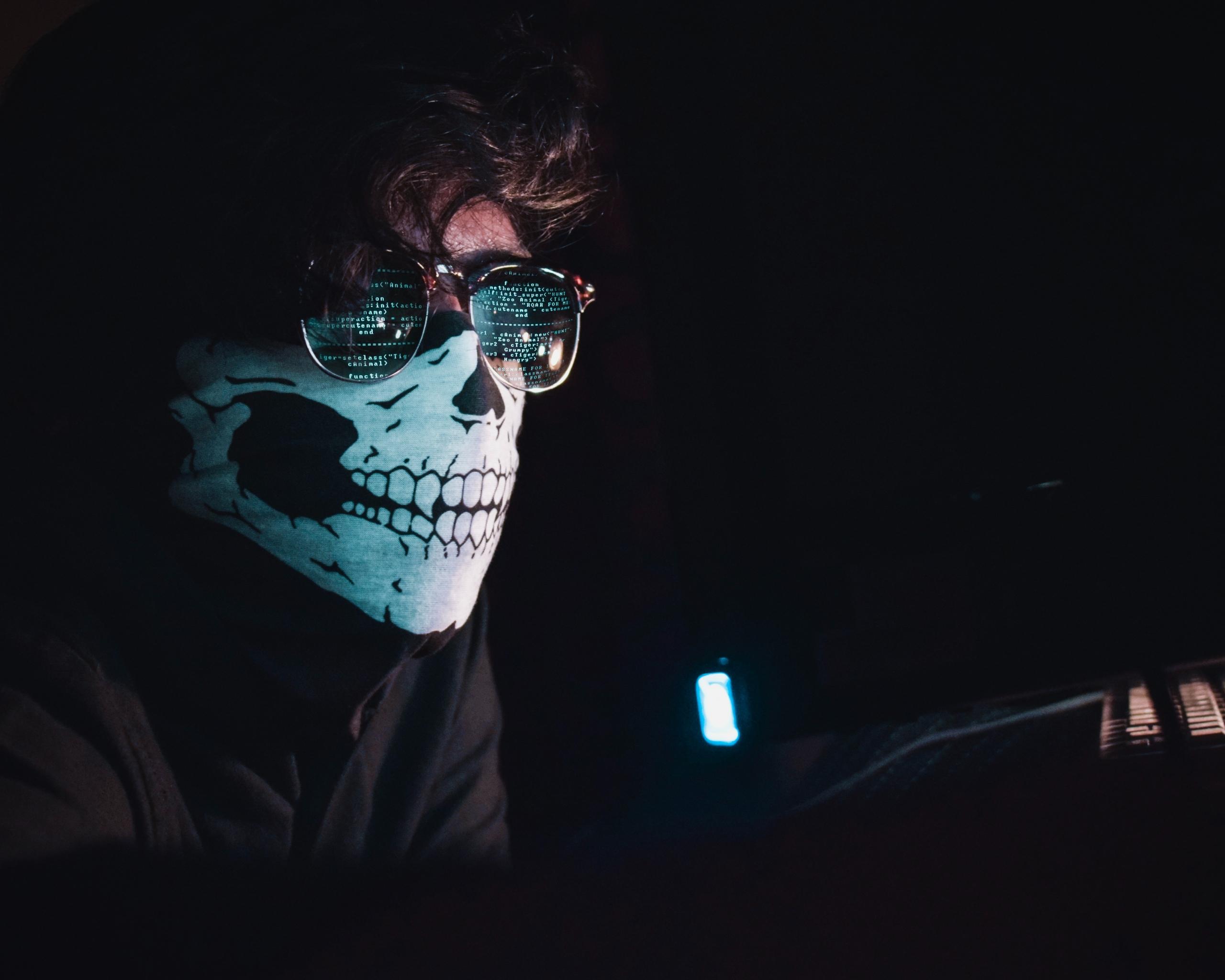 En mand der laver etisk hacking