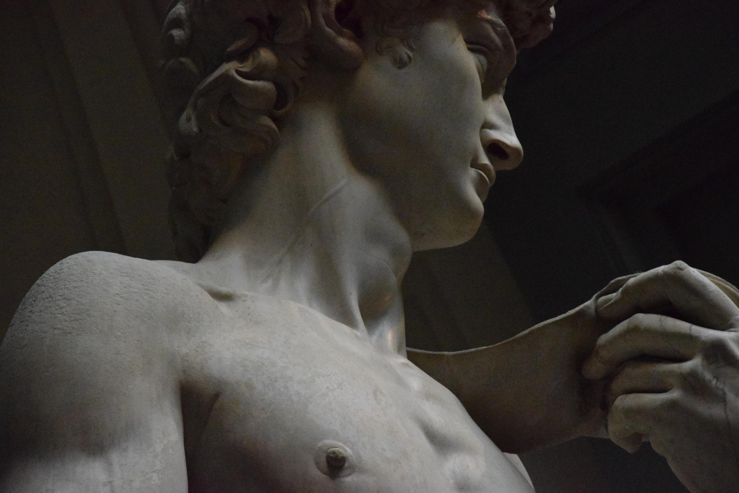 En statue af Michelangelo, en af de største italienske kunstnere
