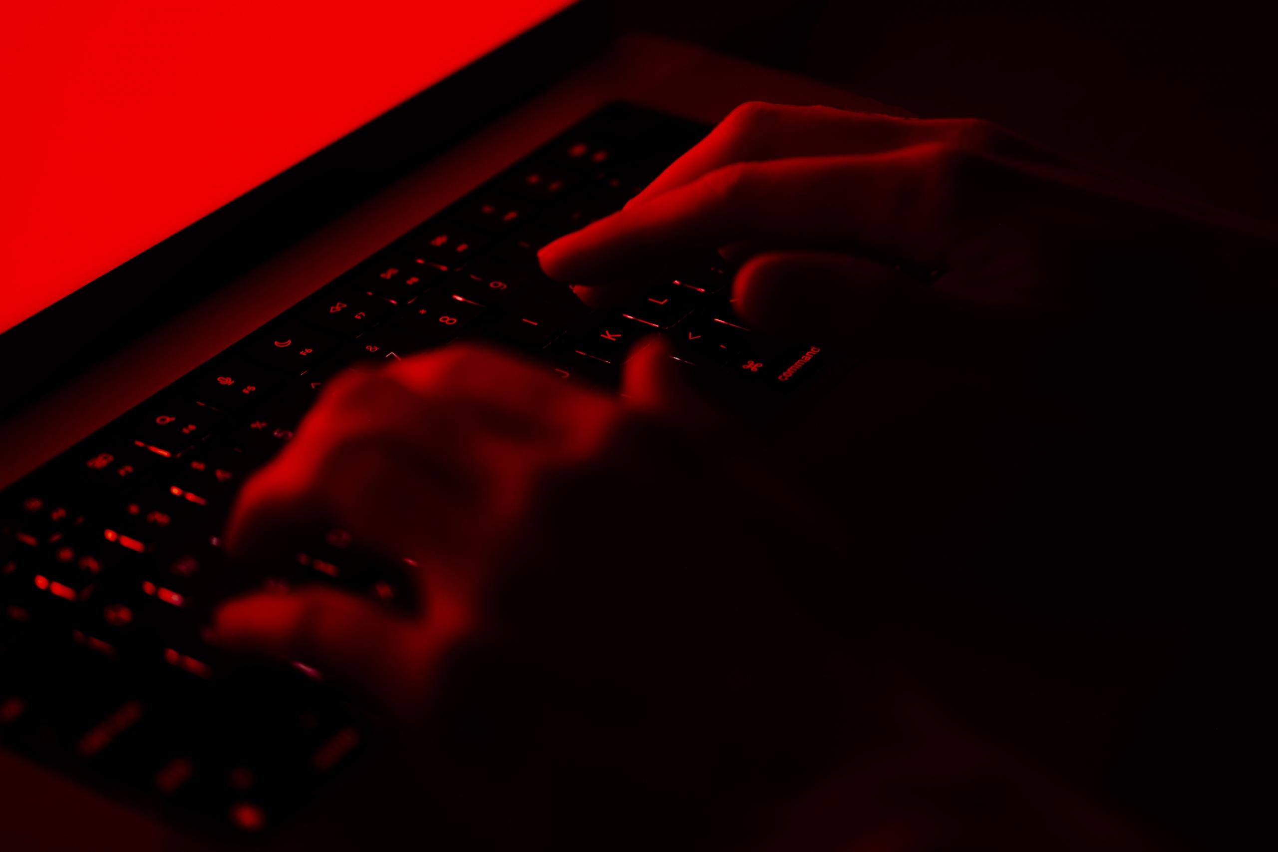 En person er igang med et cyberangreb