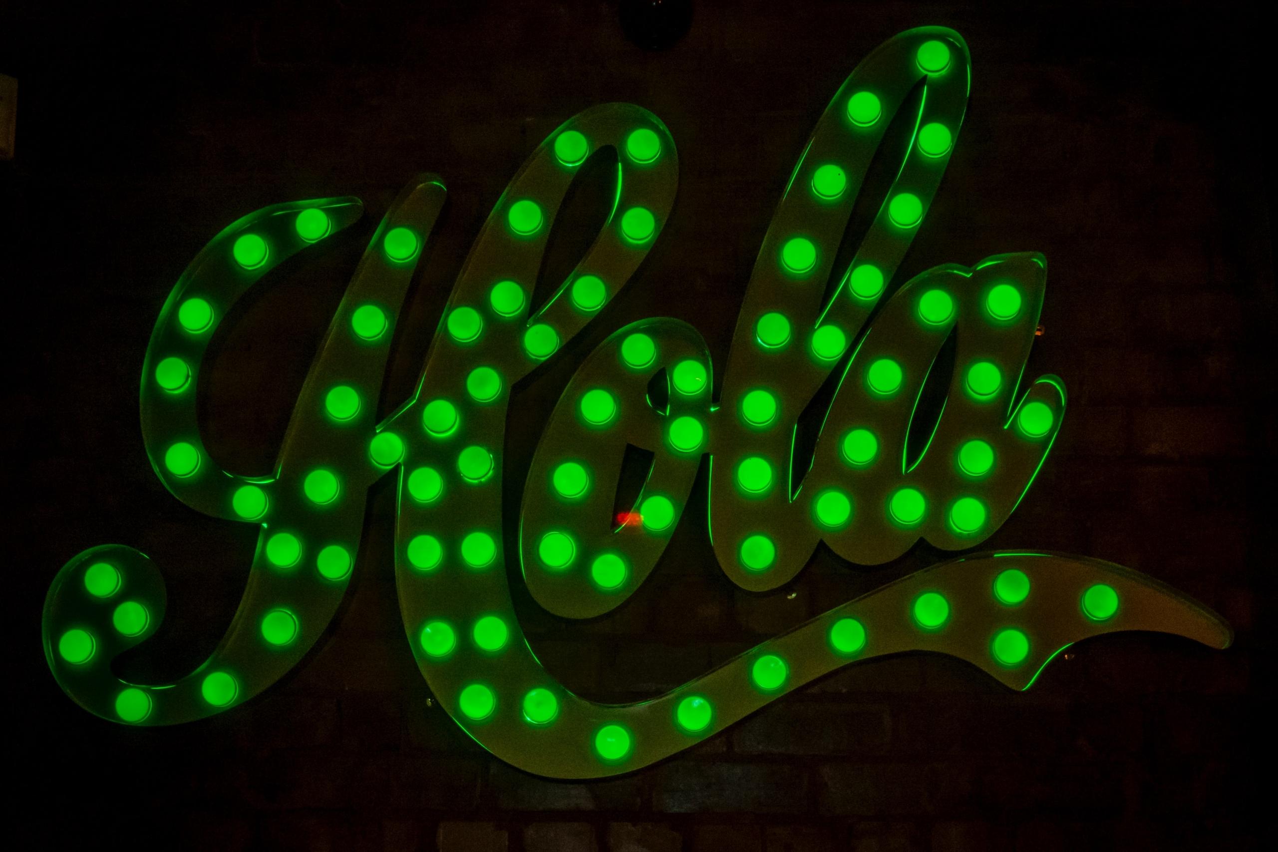 Et neon skilt med Hola