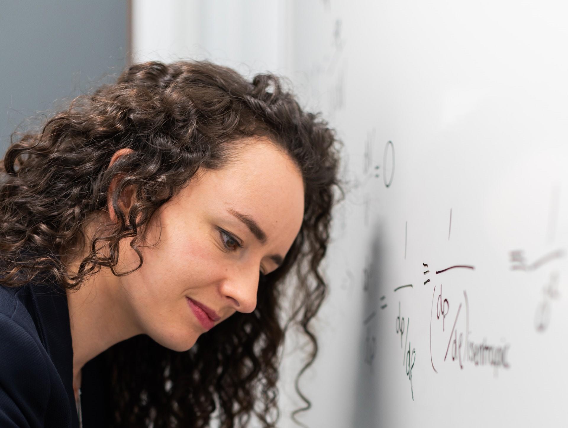 Kvinde kigger på algebra-regler