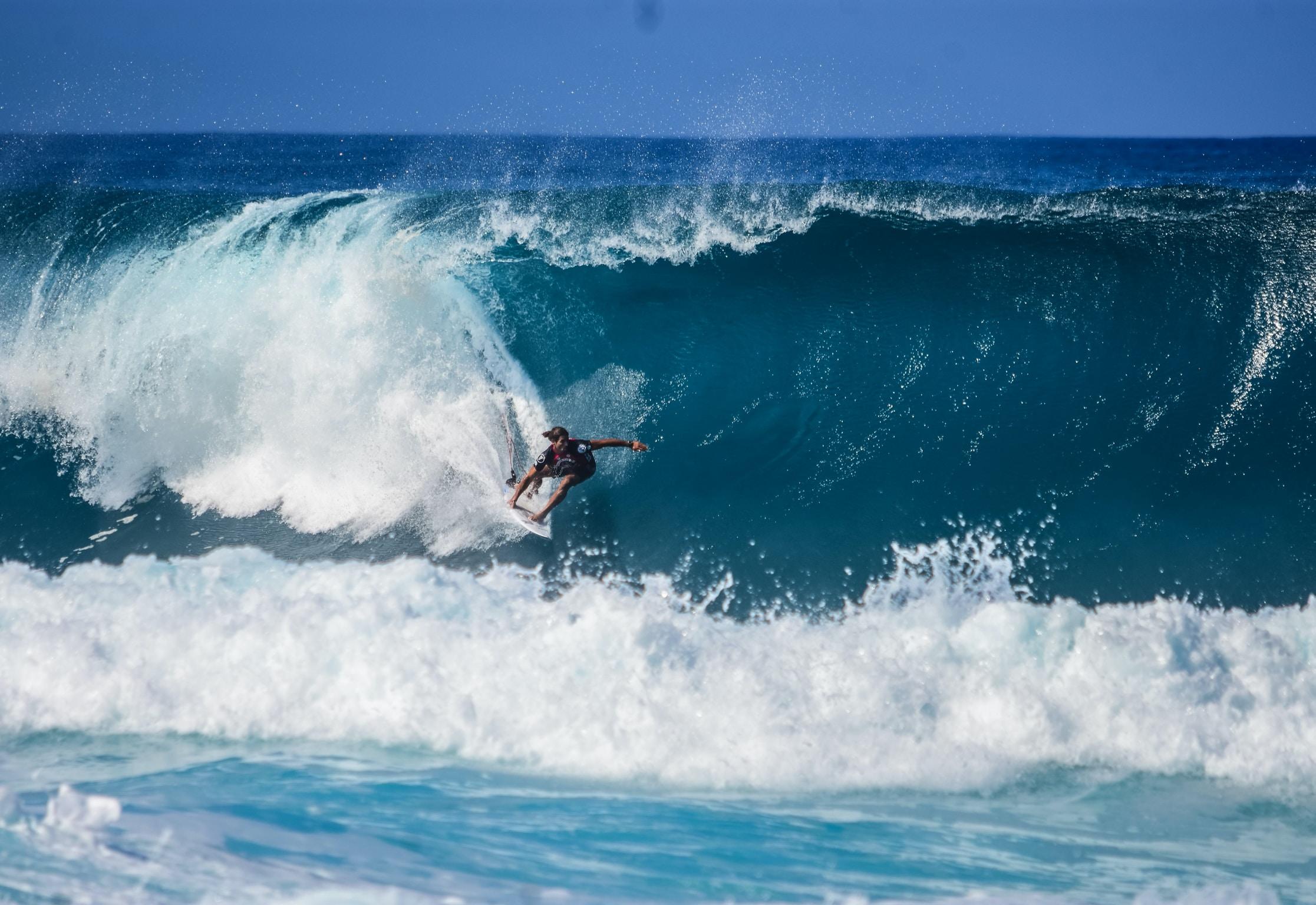 Surfer i havet