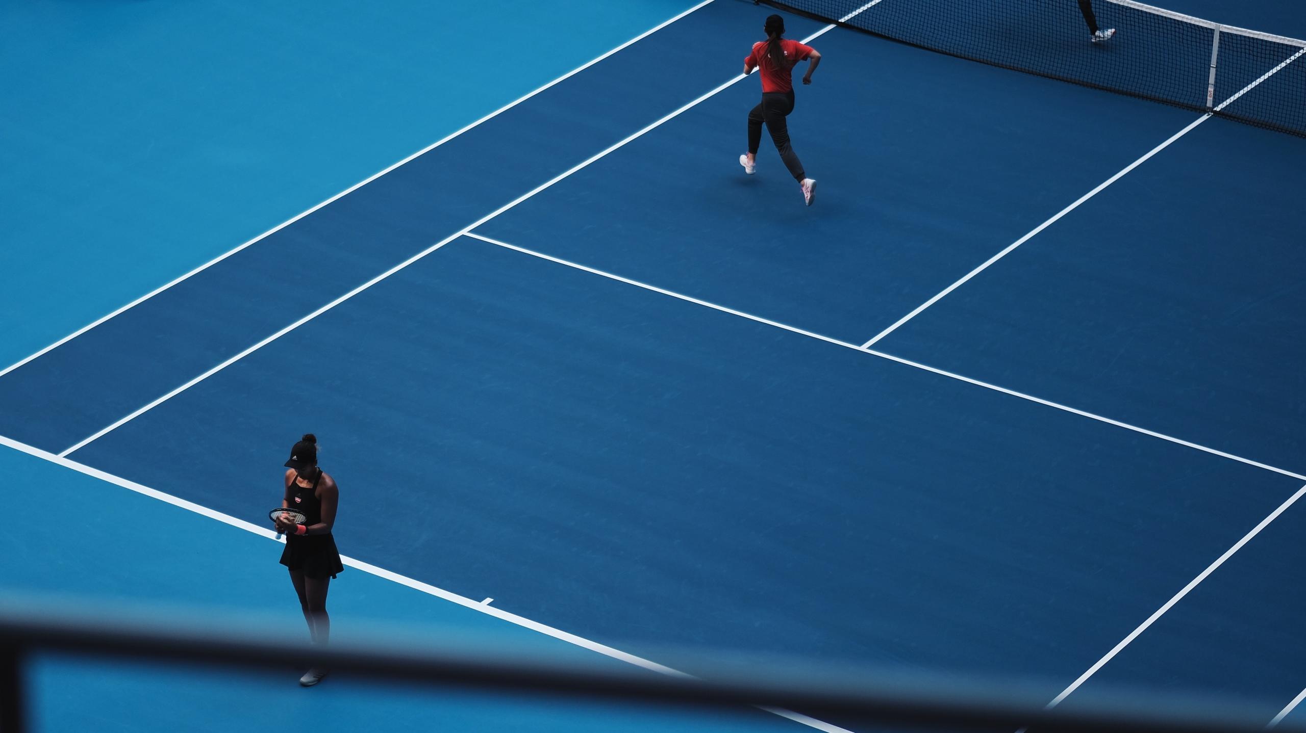 Professionel dansk tennisspiller på banen