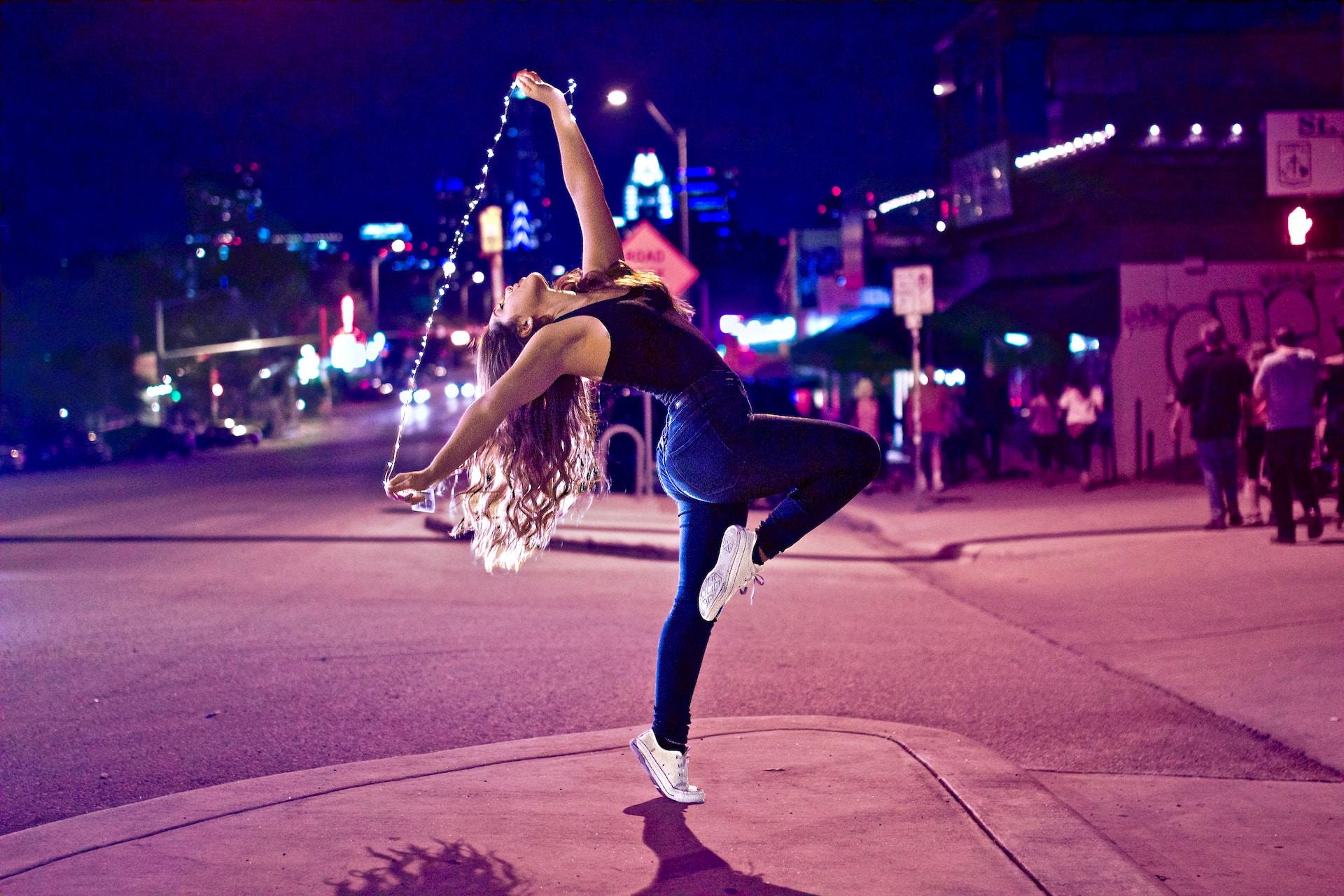 Kvinde danser