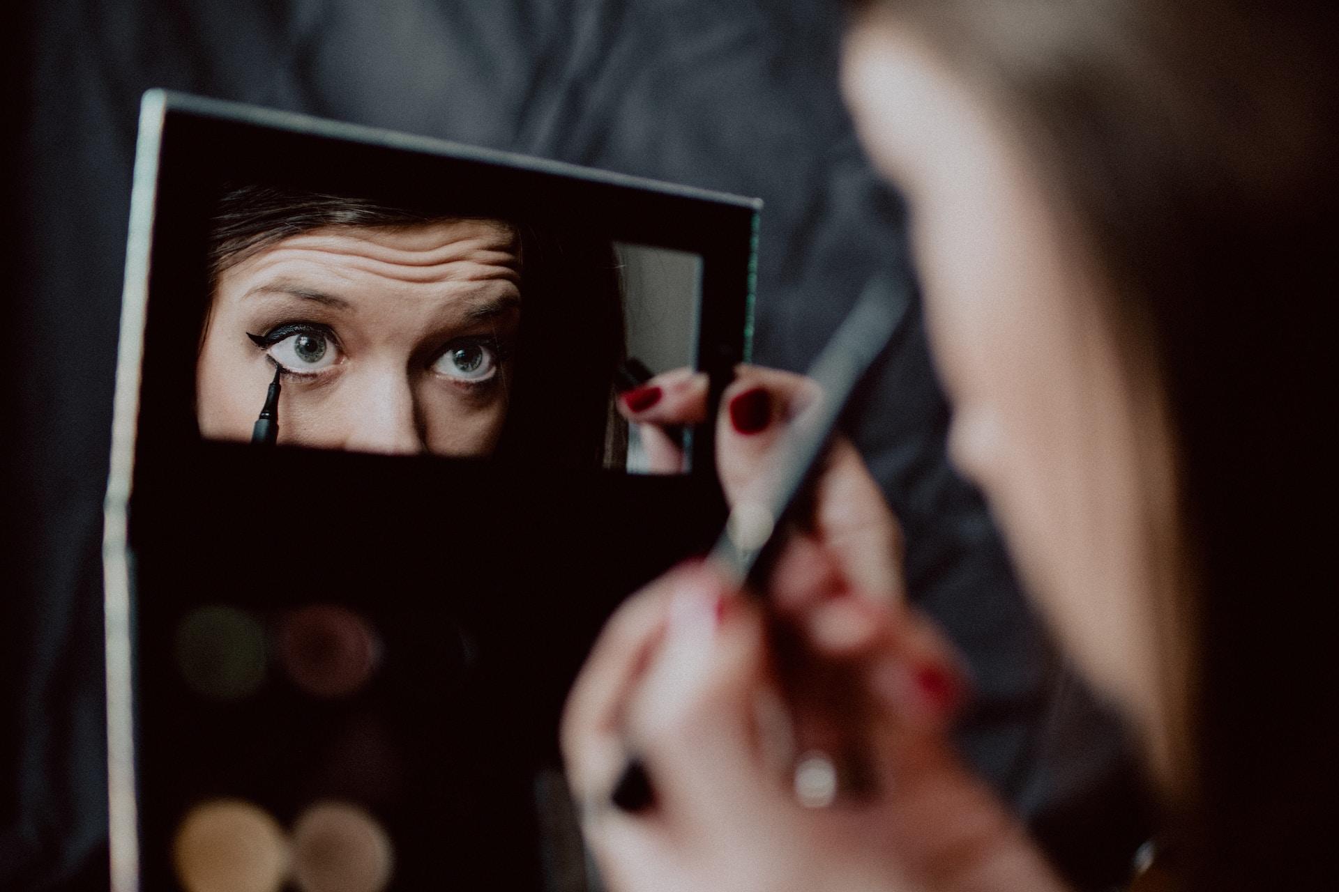 Kvinde lægger makeup