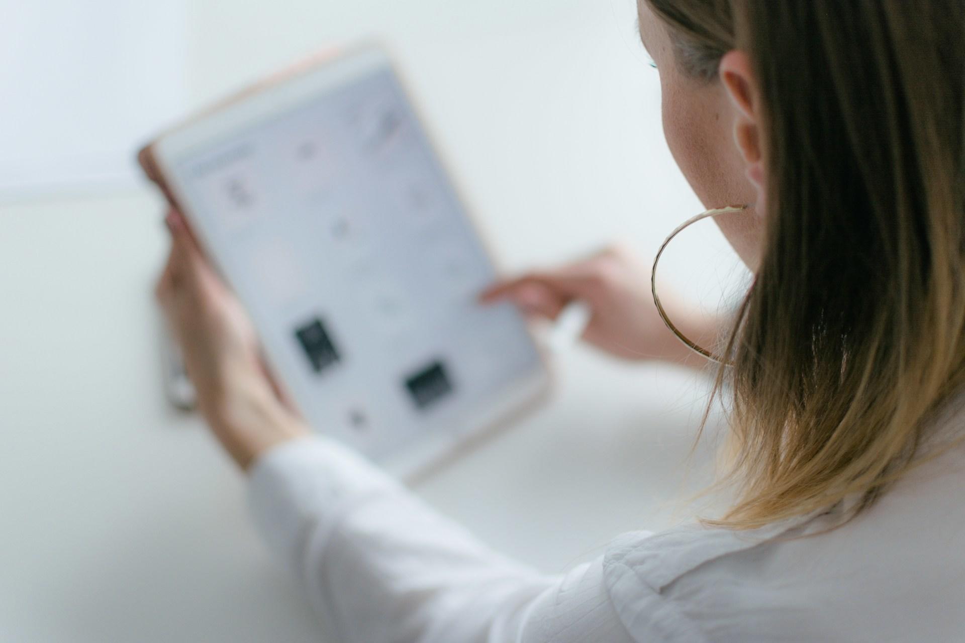 Kvinde med tablet