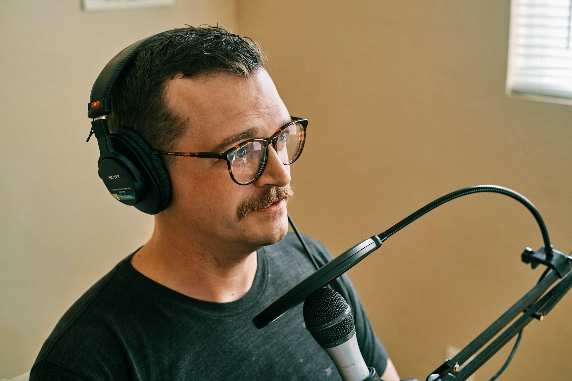 Mand og mikrofon