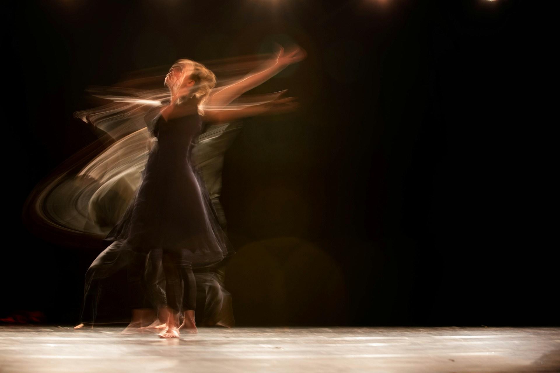 Kvinde danser