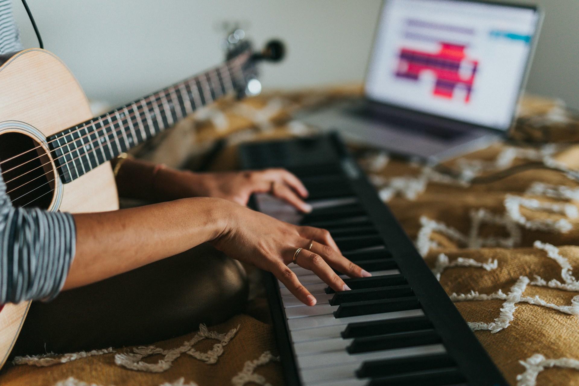Keyboard og guitar