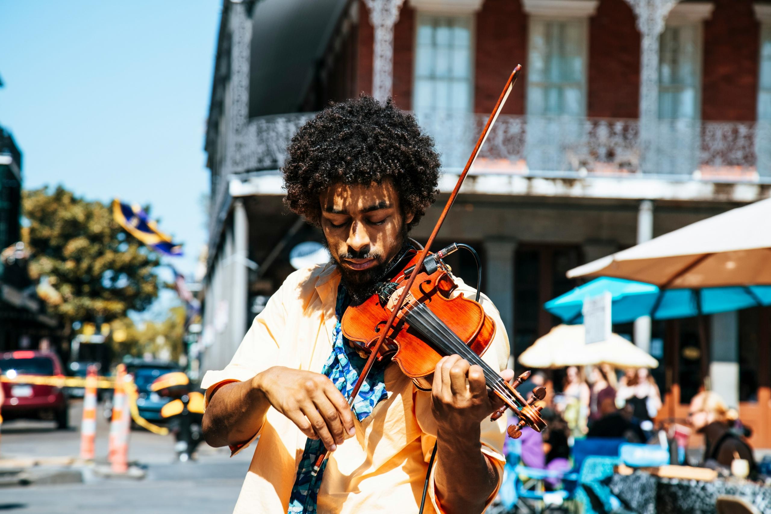 Mand spiller violin