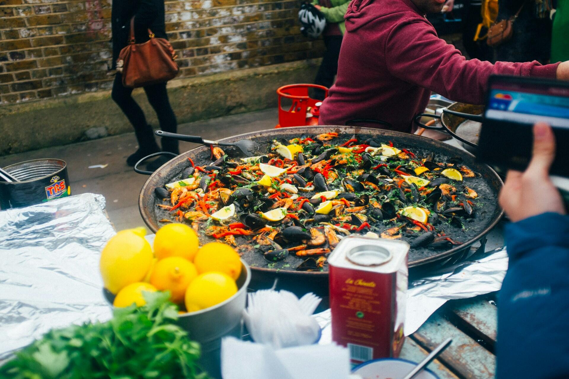 Paella skal laves og nydes i fællesskab med familie eller gode venner (Kilde: Jay Wennington, Unsplash)