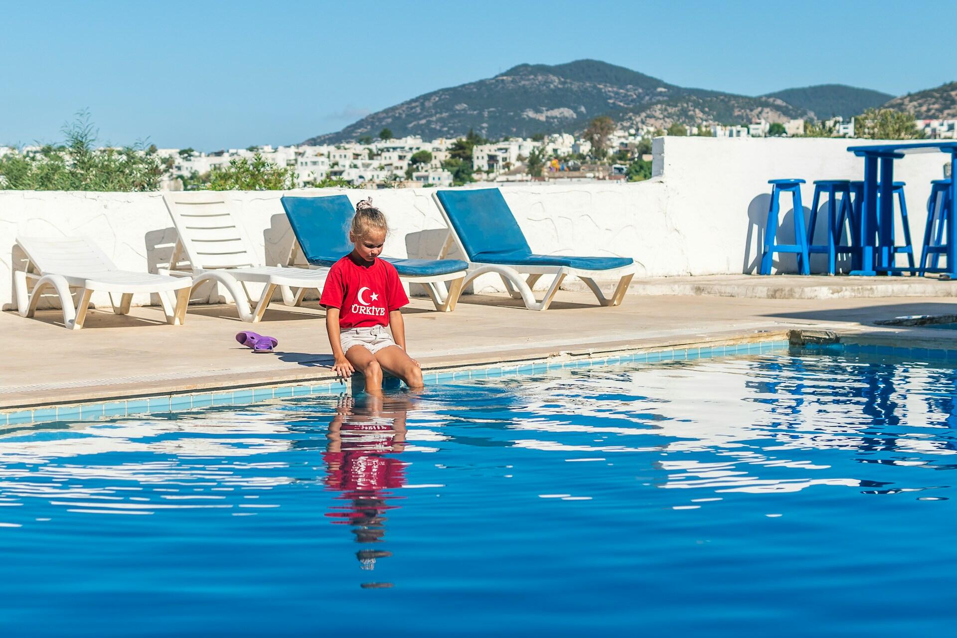 pige ved pool