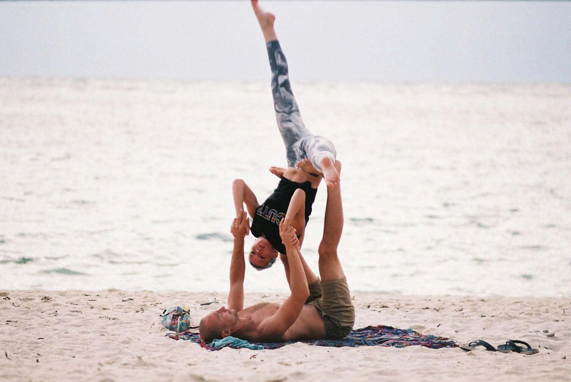 akroyoga på strand